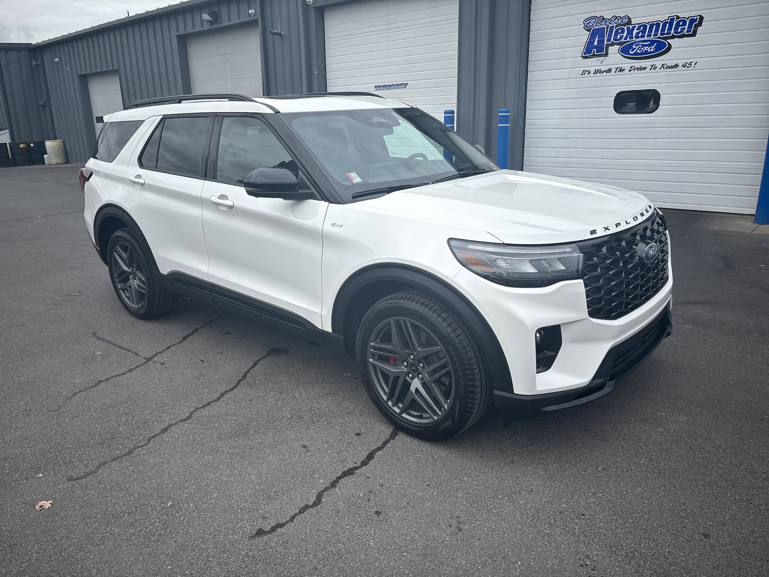 2025 Ford Explorer ST-LINE's photo