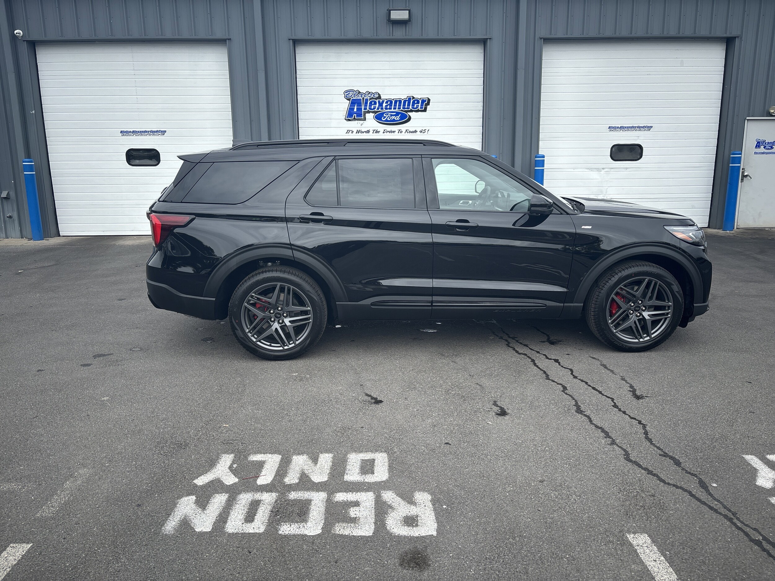 2025 Ford Explorer ST-Line photo 2