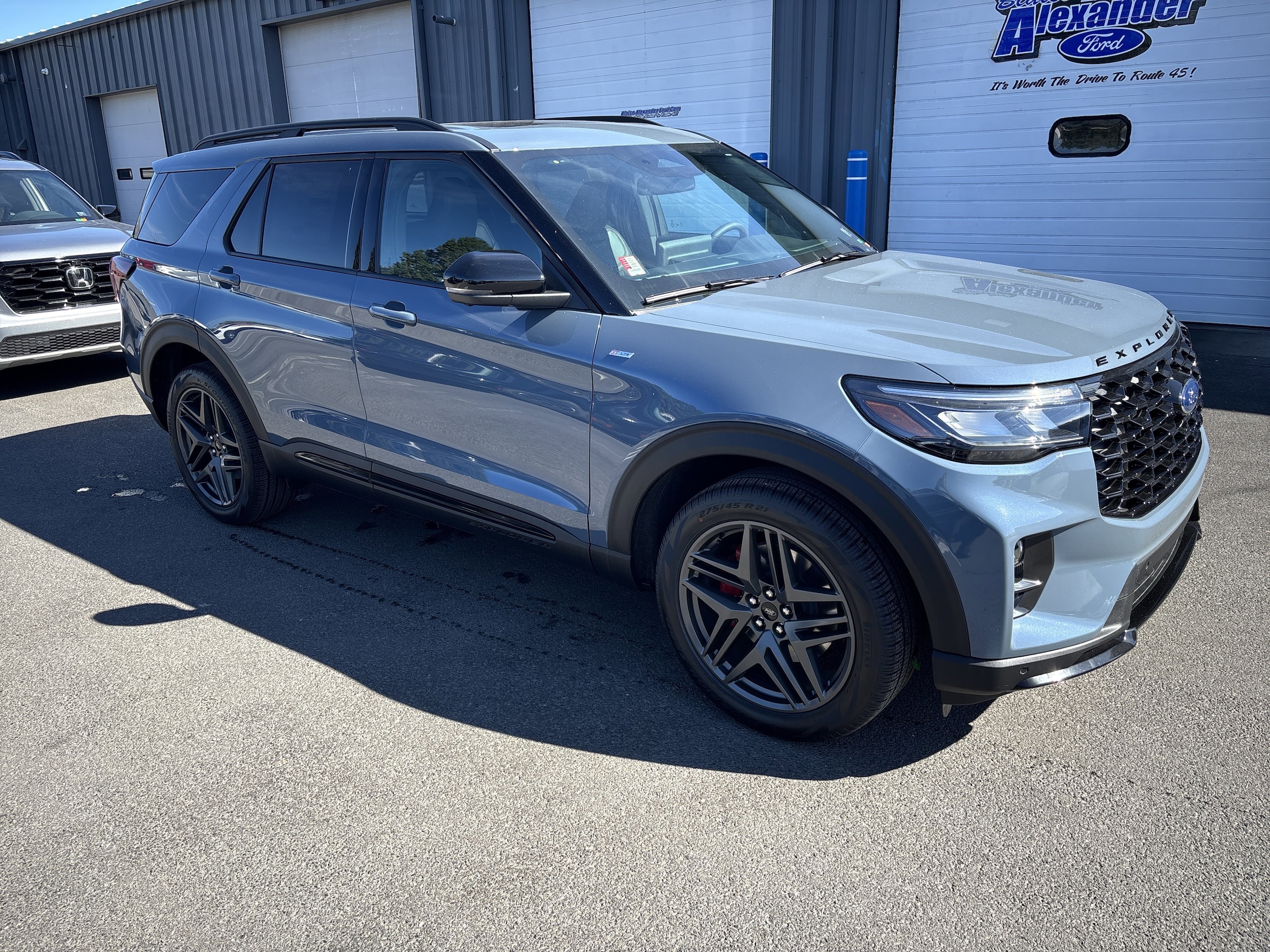 2025 Ford Explorer ST-LINE's photo