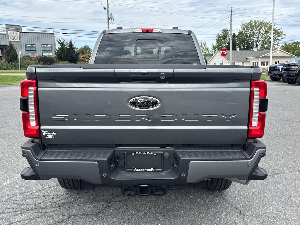 New 2026 Ford F-350 LARIAT Truck Crew Cab