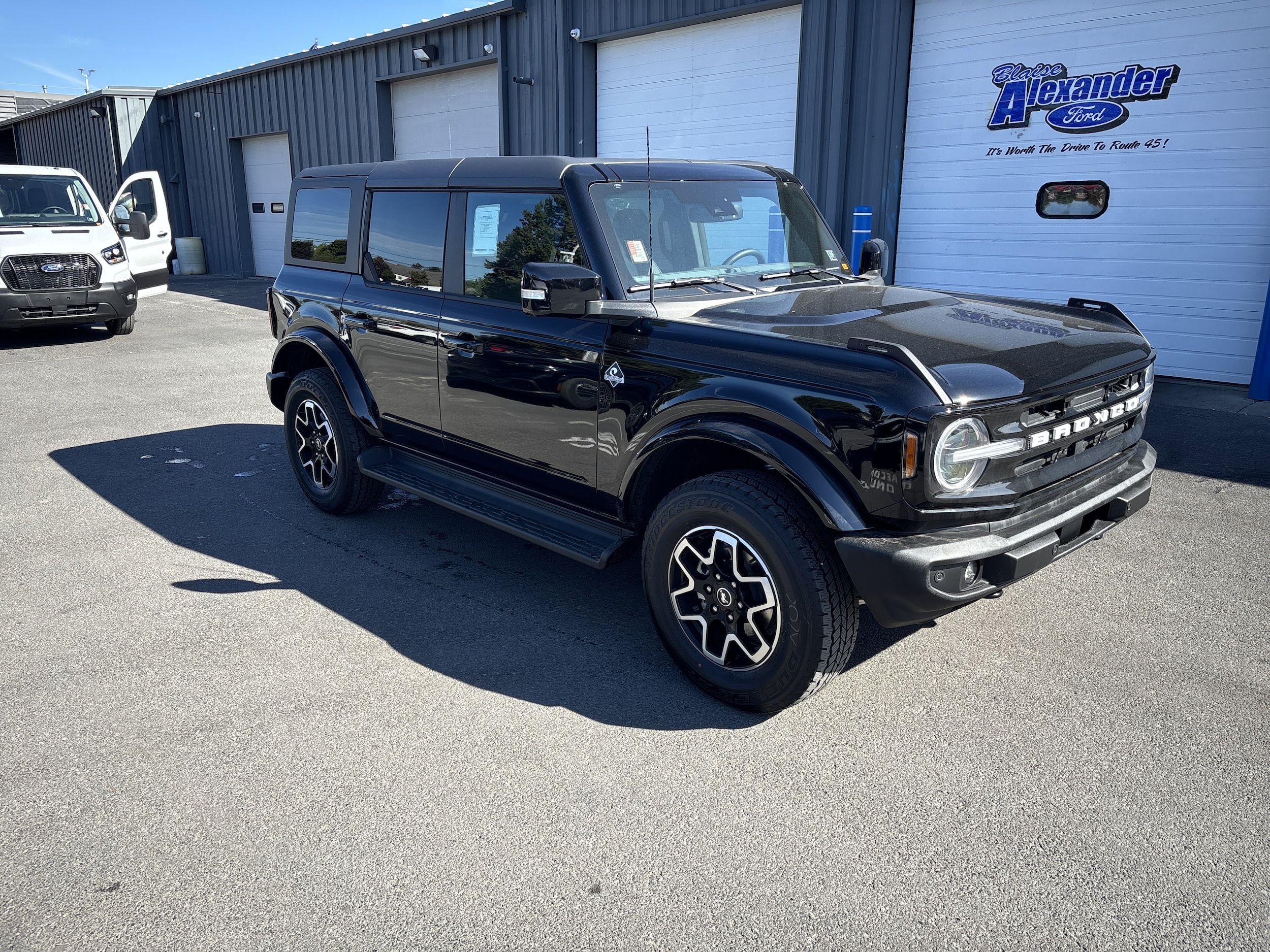 2025 Ford Bronco 4-Door Outer Banks's photo