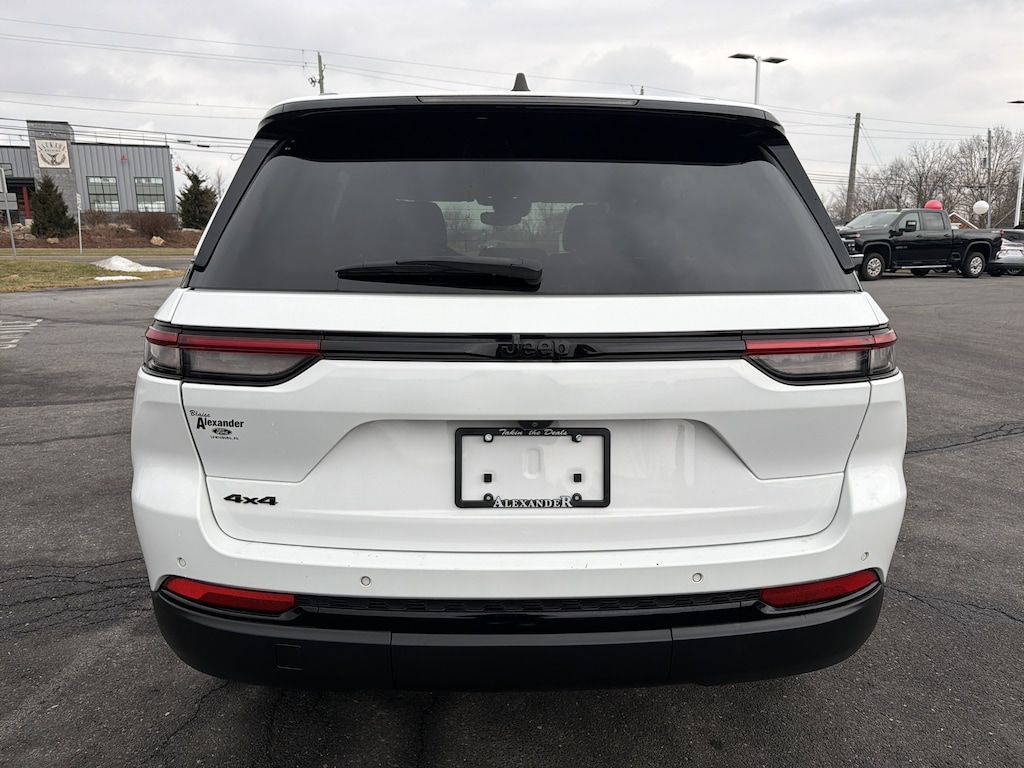 Used 2023 Jeep Grand Cherokee Laredo SUV