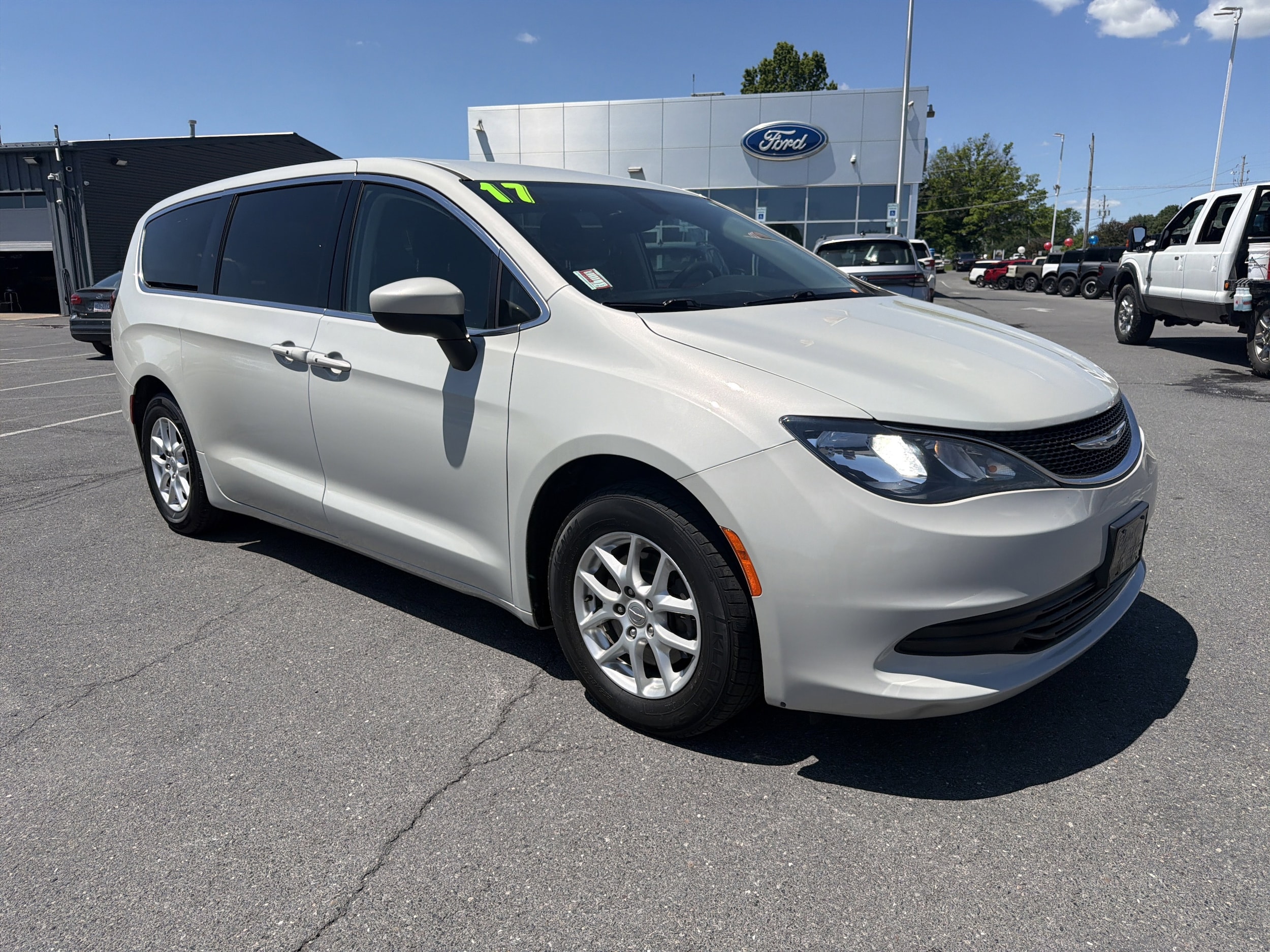 2017 Chrysler Pacifica Touring's photo