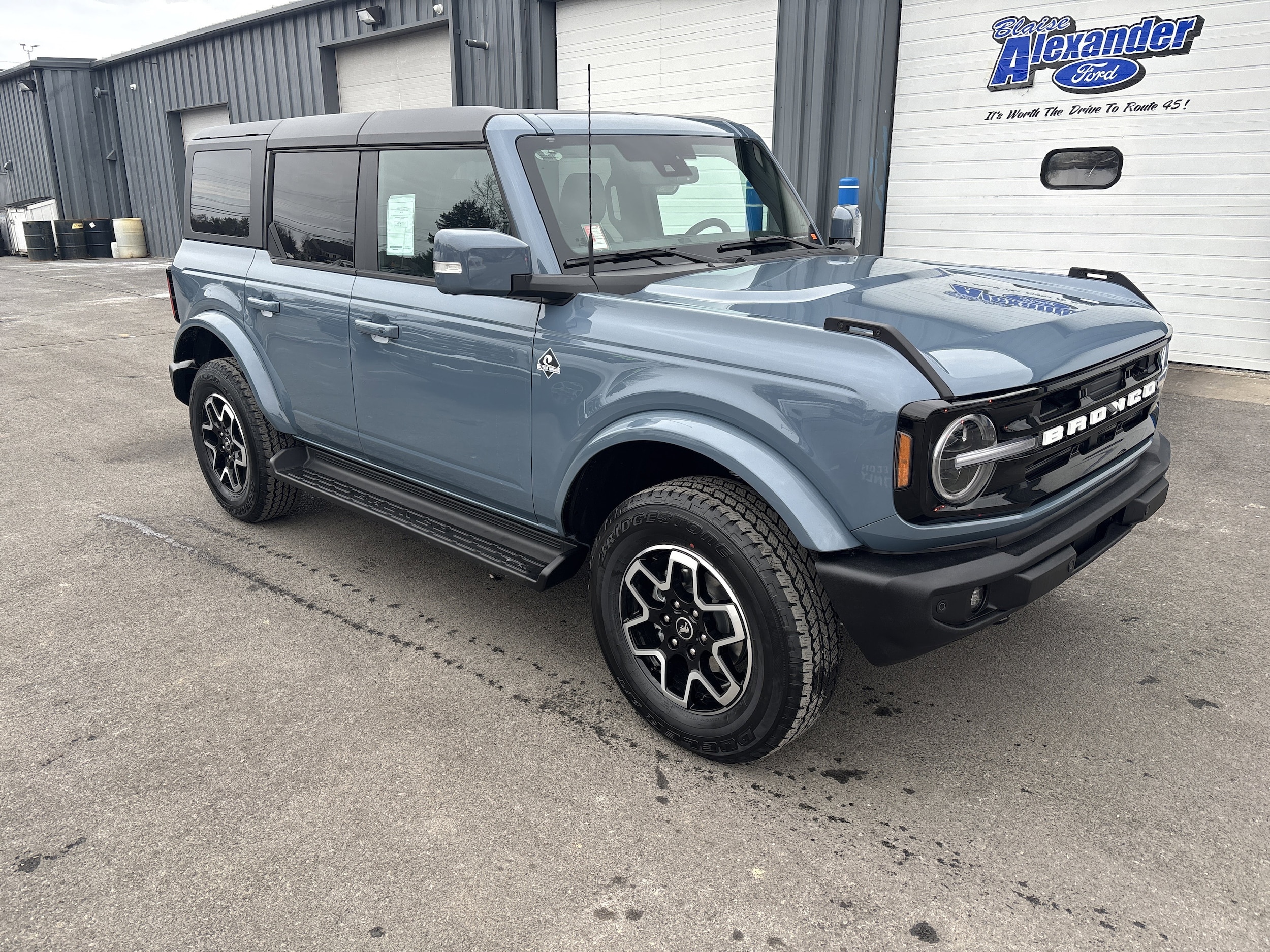 2025 Ford Bronco 4-Door Outer Banks's photo