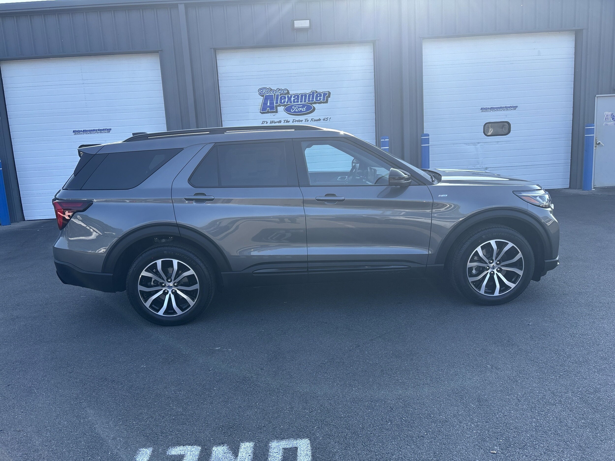 2025 Ford Explorer ST-Line photo 2