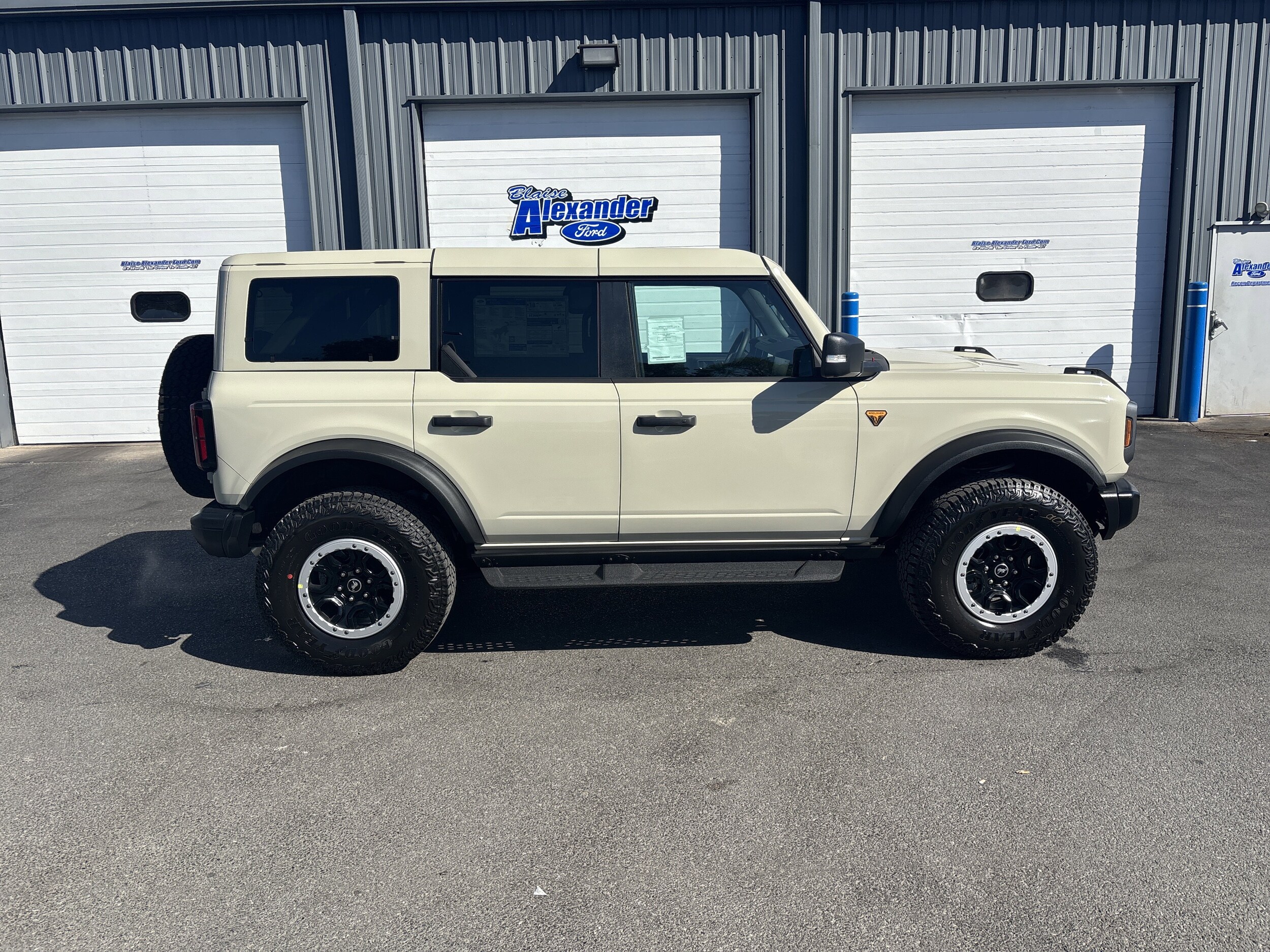 2025 Ford Bronco Badlands photo 2