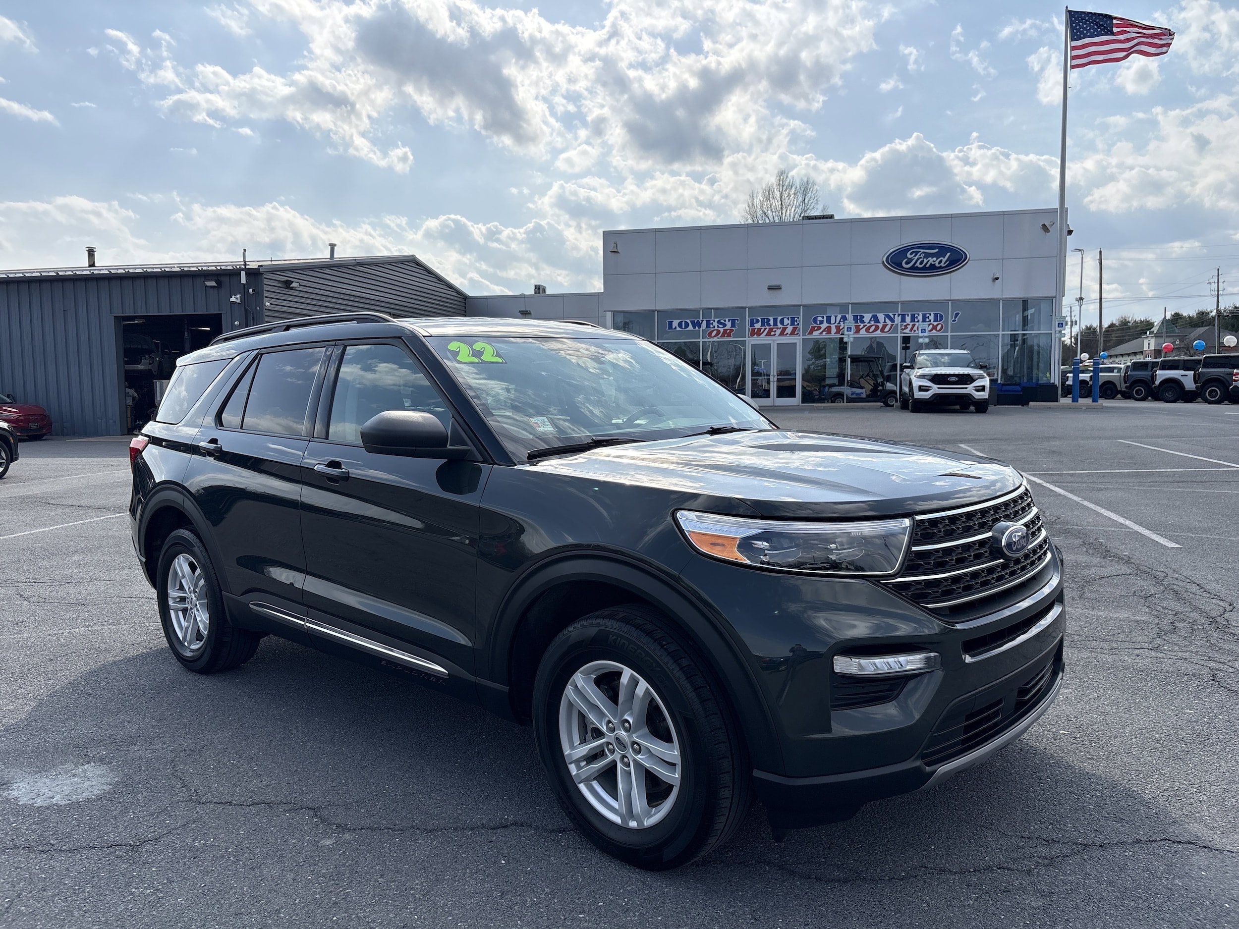 2024 Ford Explorer XLT 4WD's photo