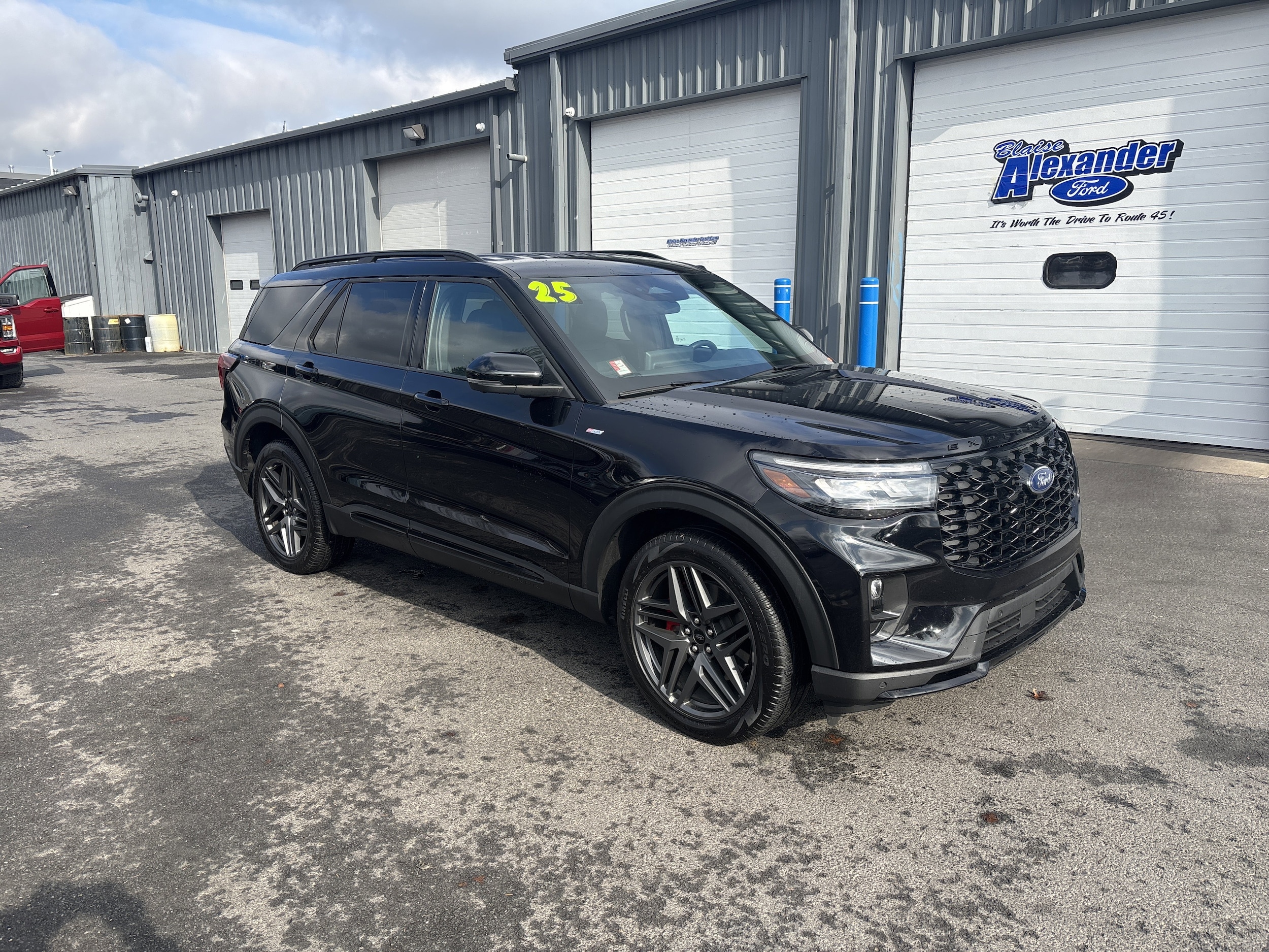 2025 Ford Explorer ST-LINE's photo