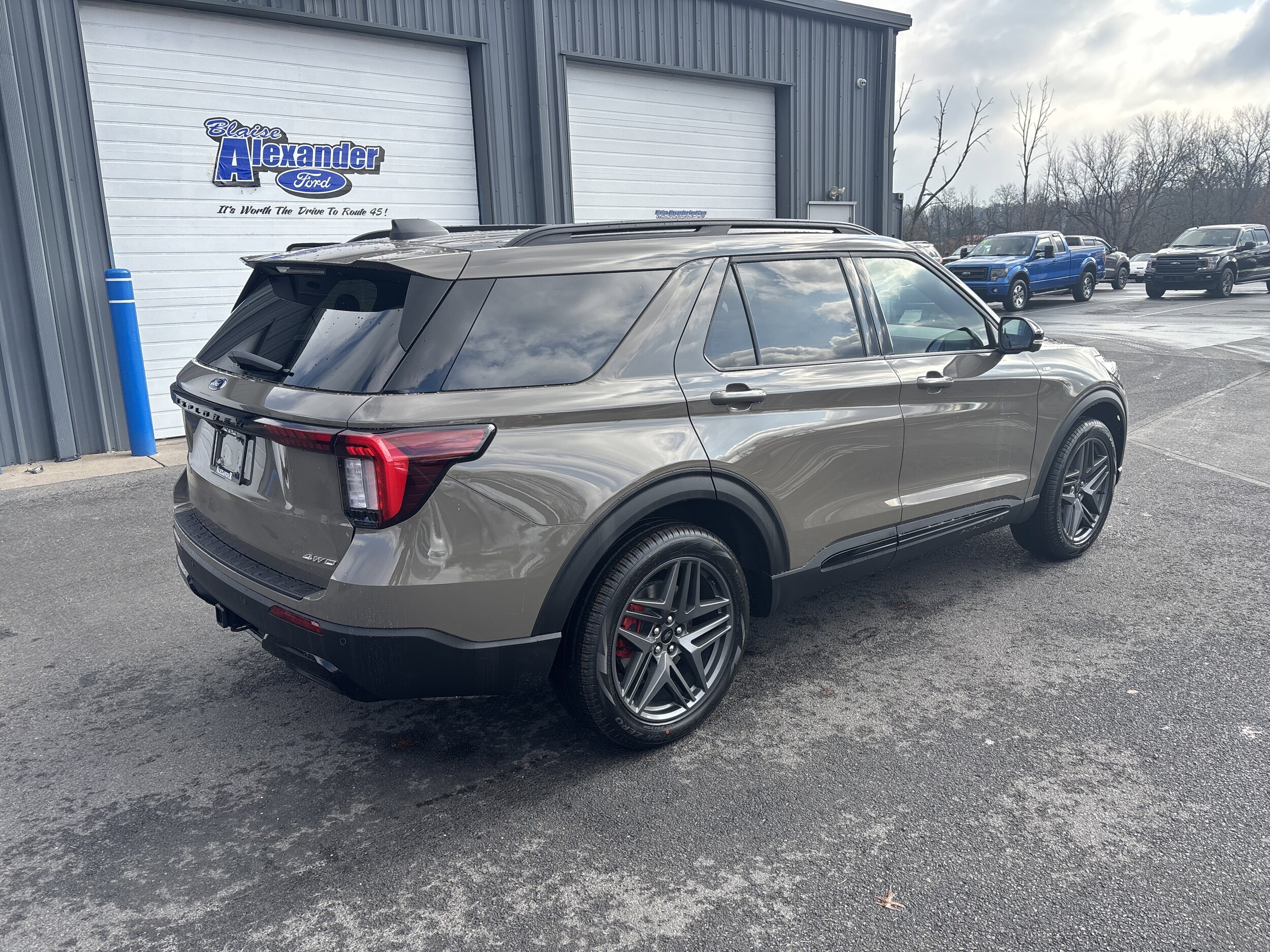 2026 Ford Explorer ST-Line photo 2