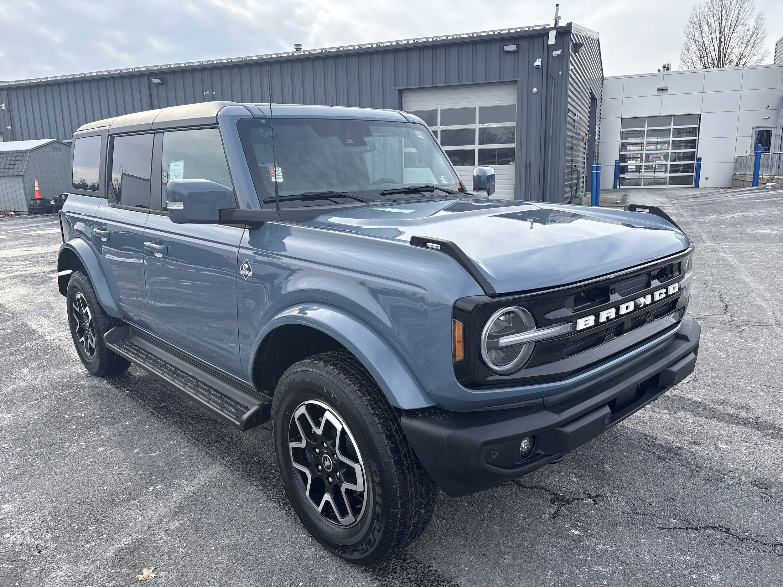 2025 Ford Bronco 4-Door Outer Banks's photo
