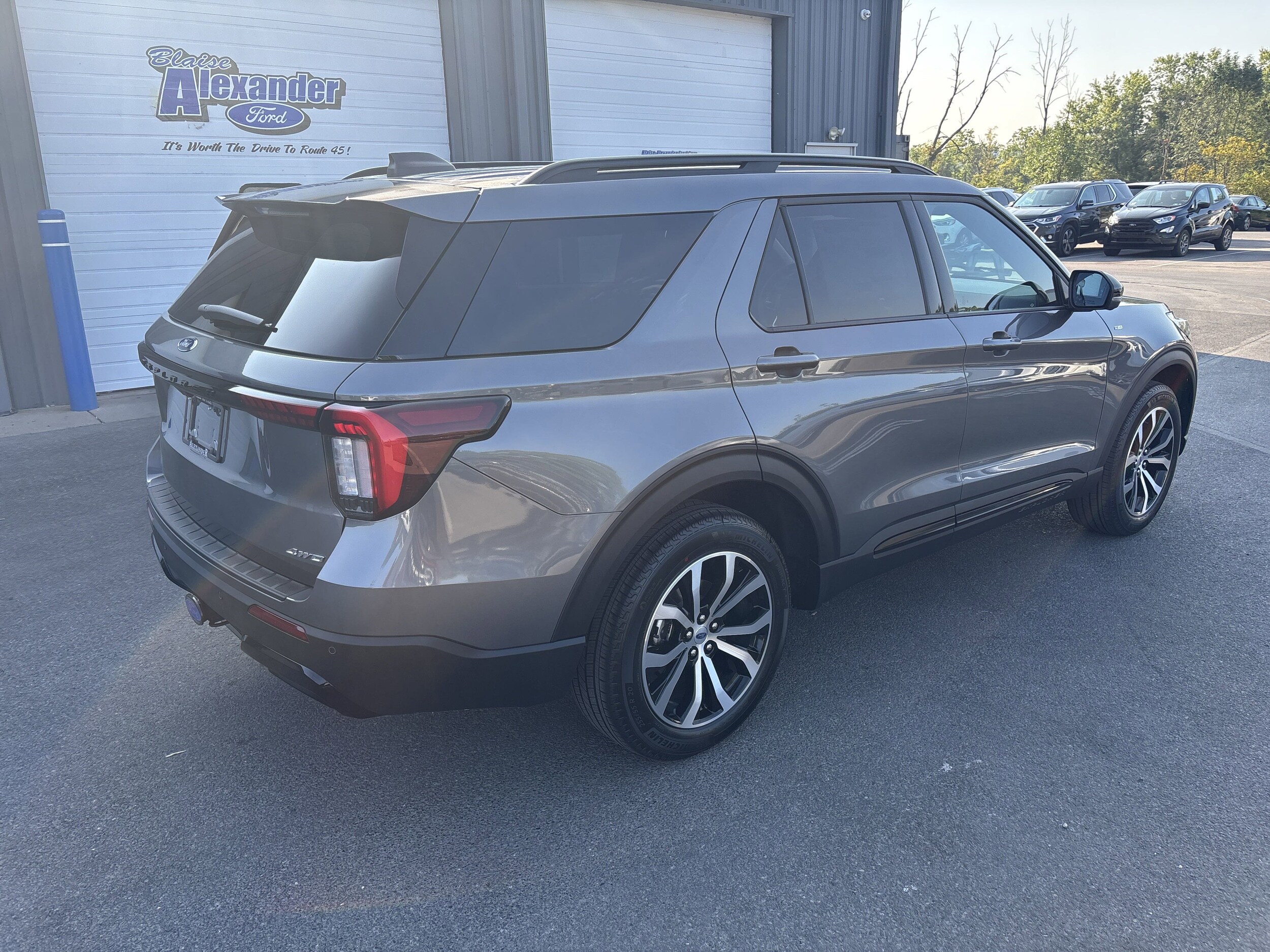 2025 Ford Explorer ST-Line photo 3