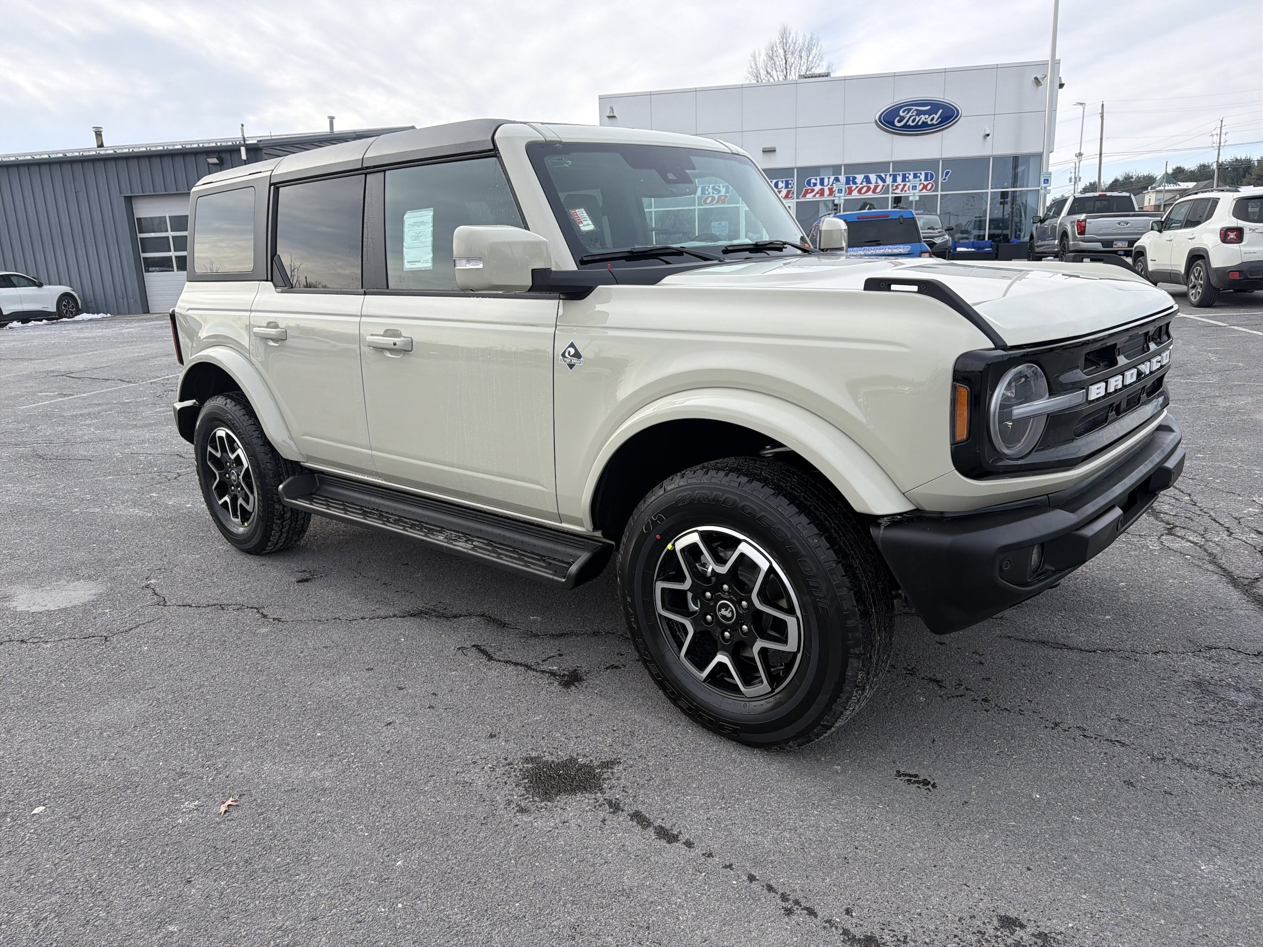2025 Ford Bronco 4-Door Outer Banks's photo