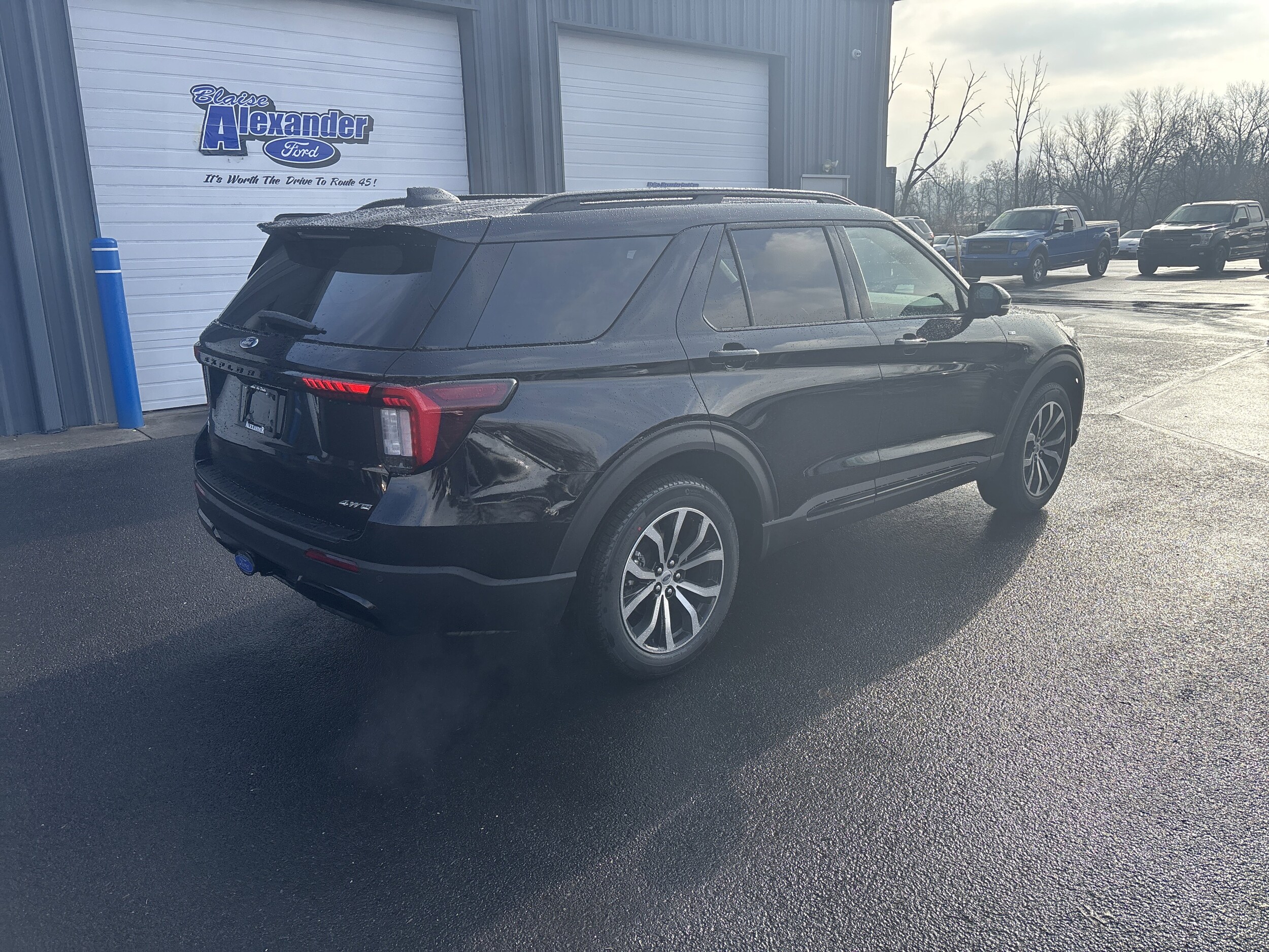 2026 Ford Explorer ST-Line photo 2