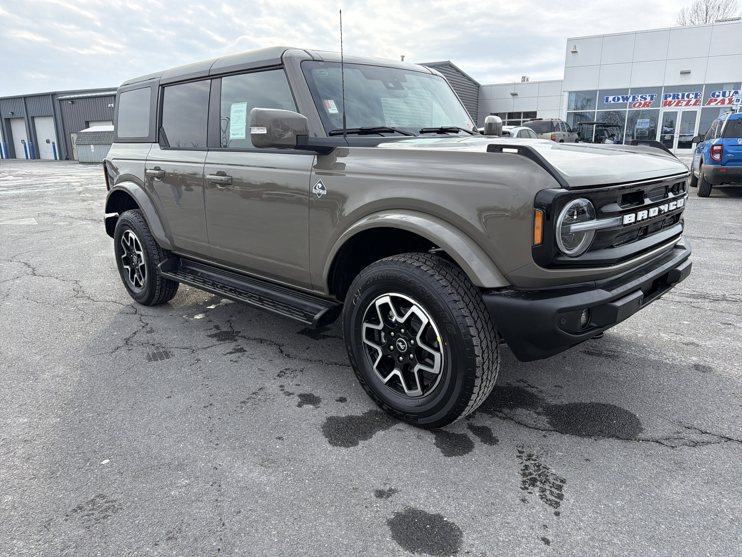 2025 Ford Bronco 4-Door Outer Banks's photo