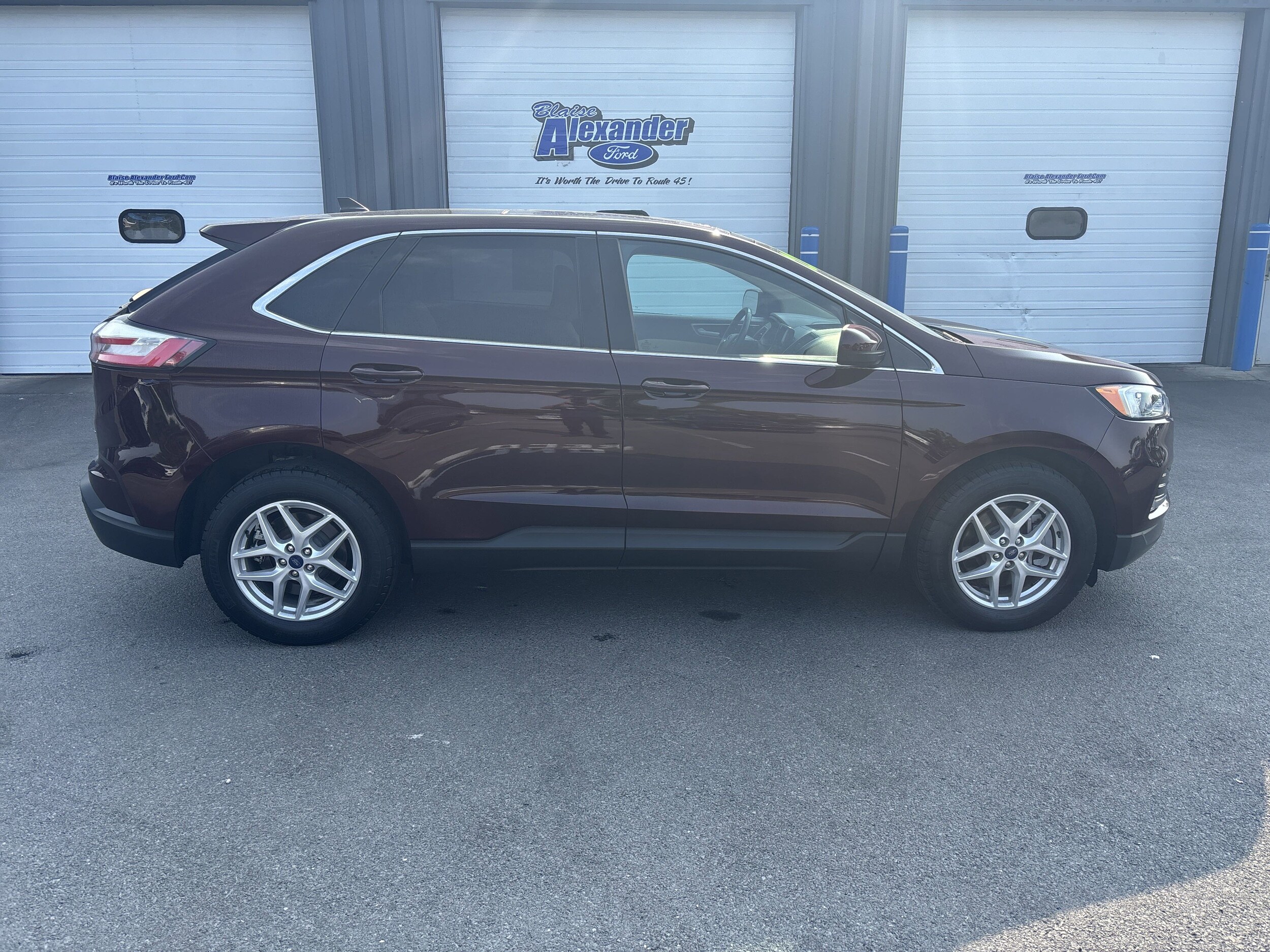 2022 Ford Edge SEL photo 2