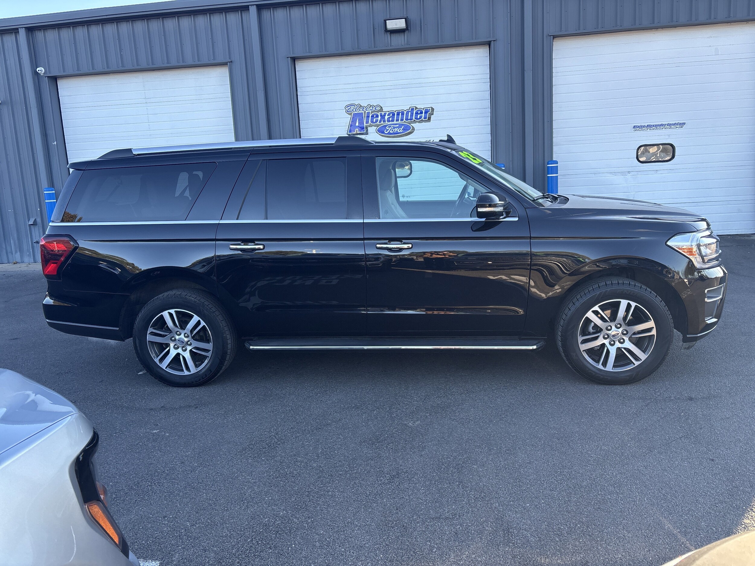 2023 Ford Expedition MAX Limited photo 2