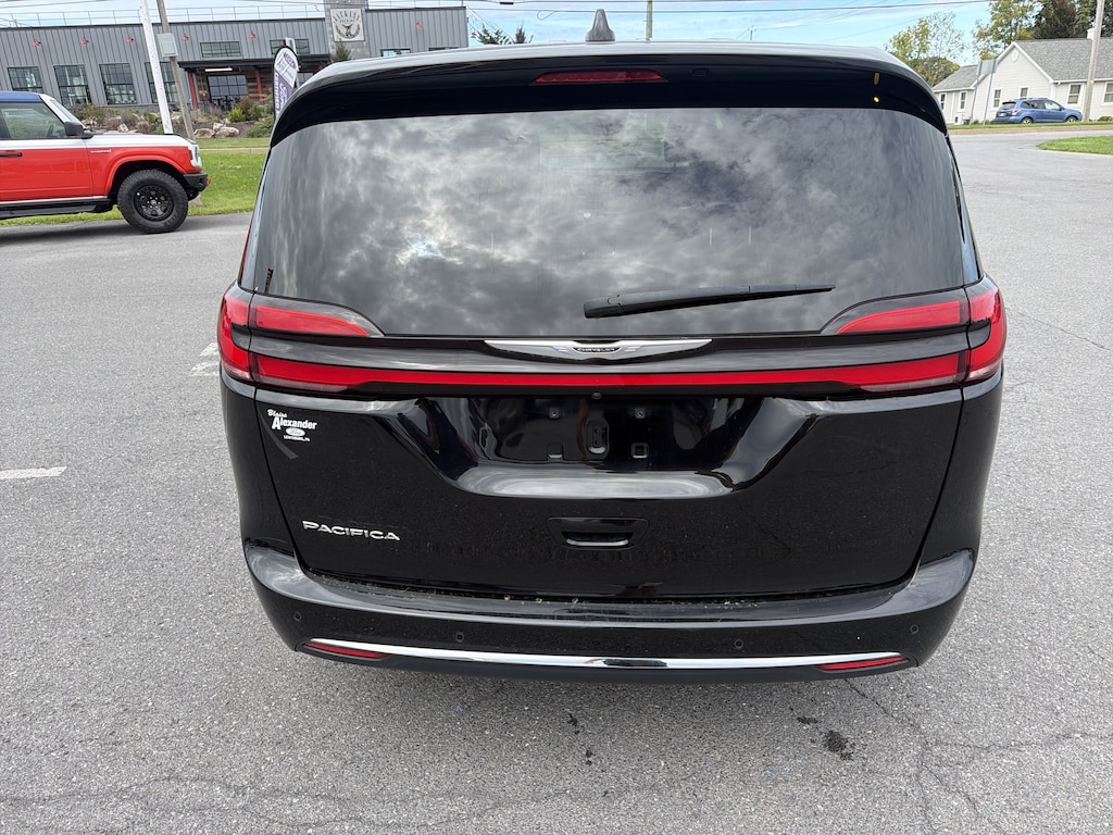 Used 2025 Chrysler Pacifica Select Van Passenger Van
