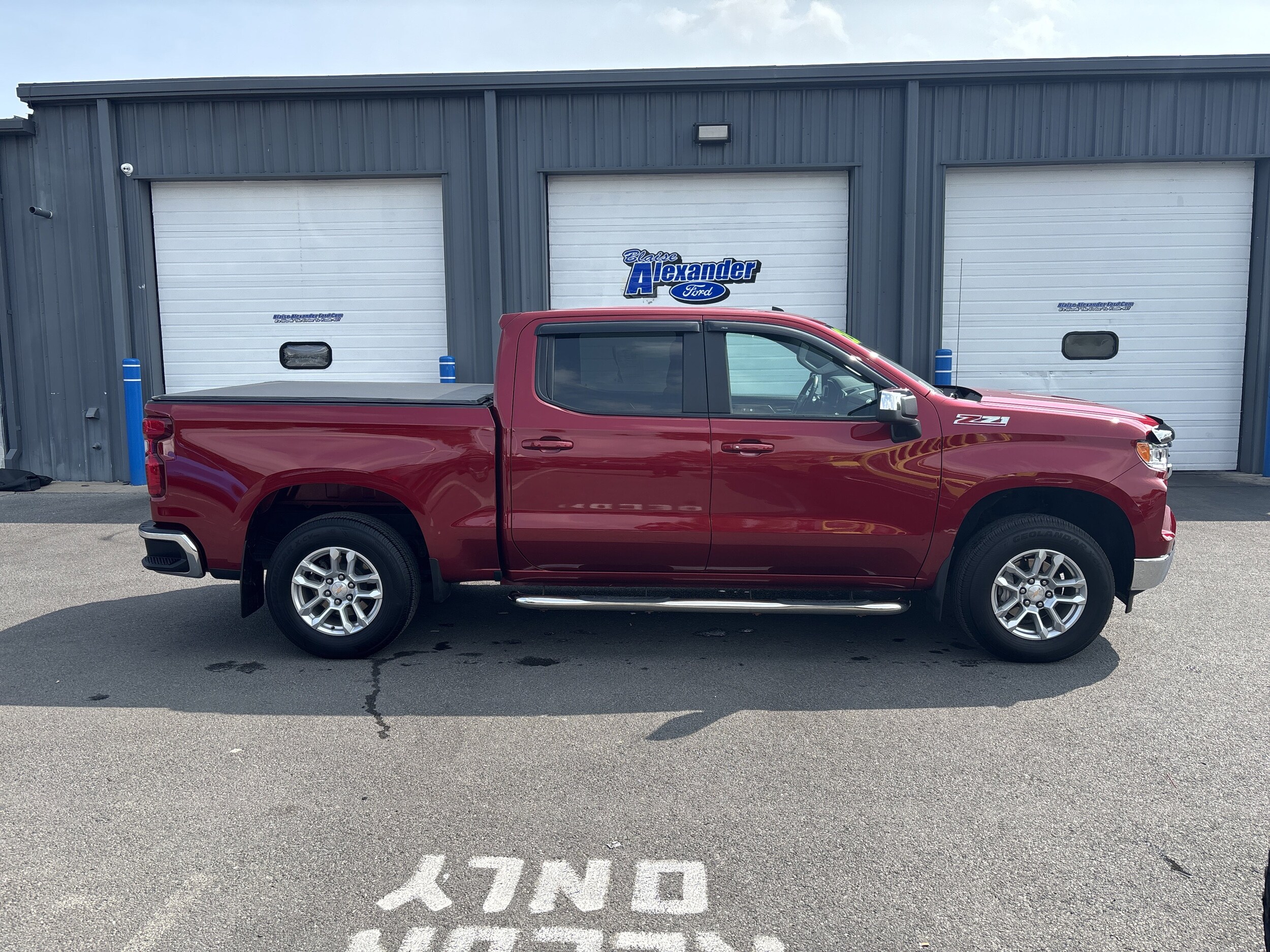 2023 Chevrolet Silverado 1500 photo 2