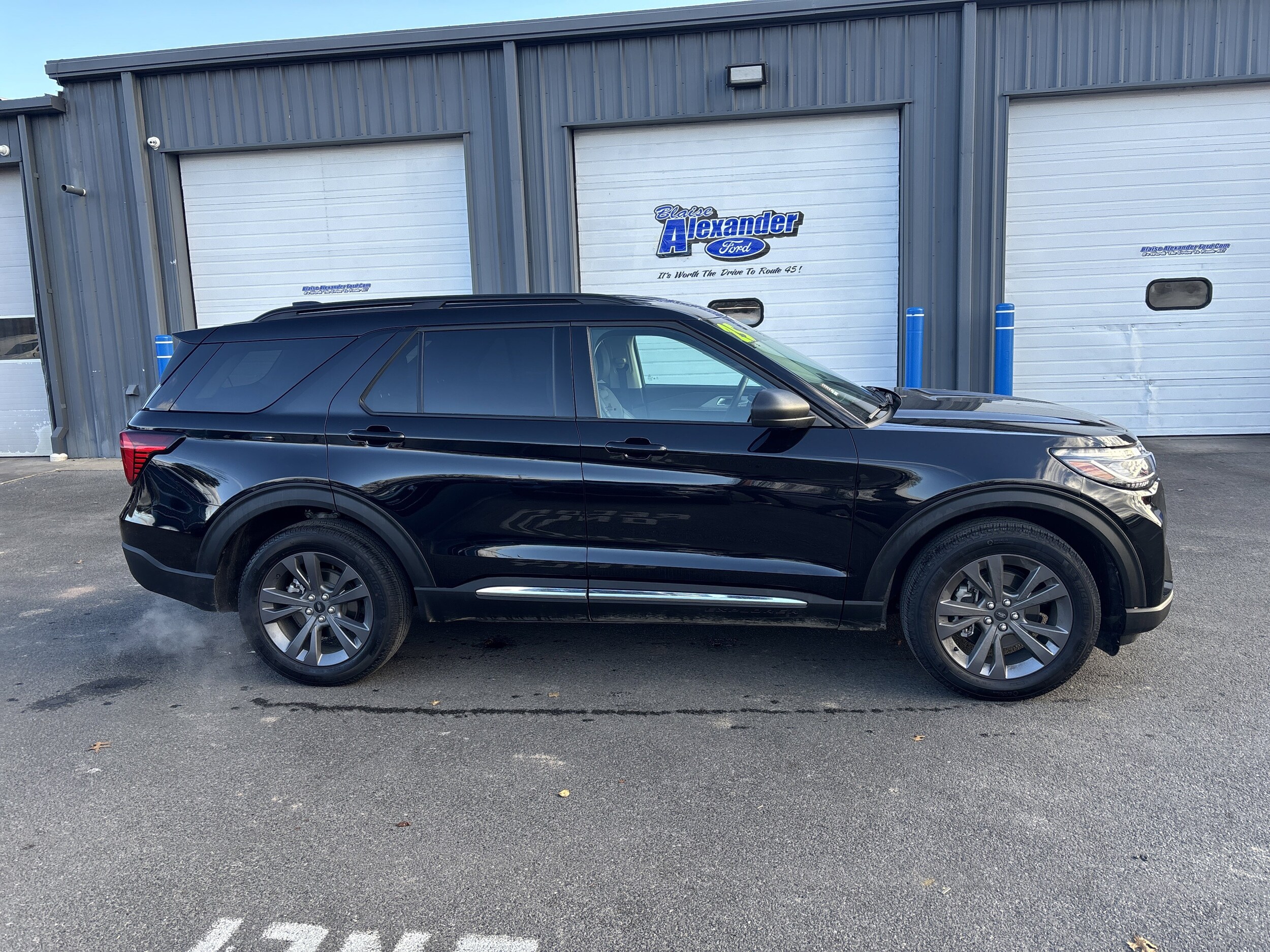 2025 Ford Explorer photo 2