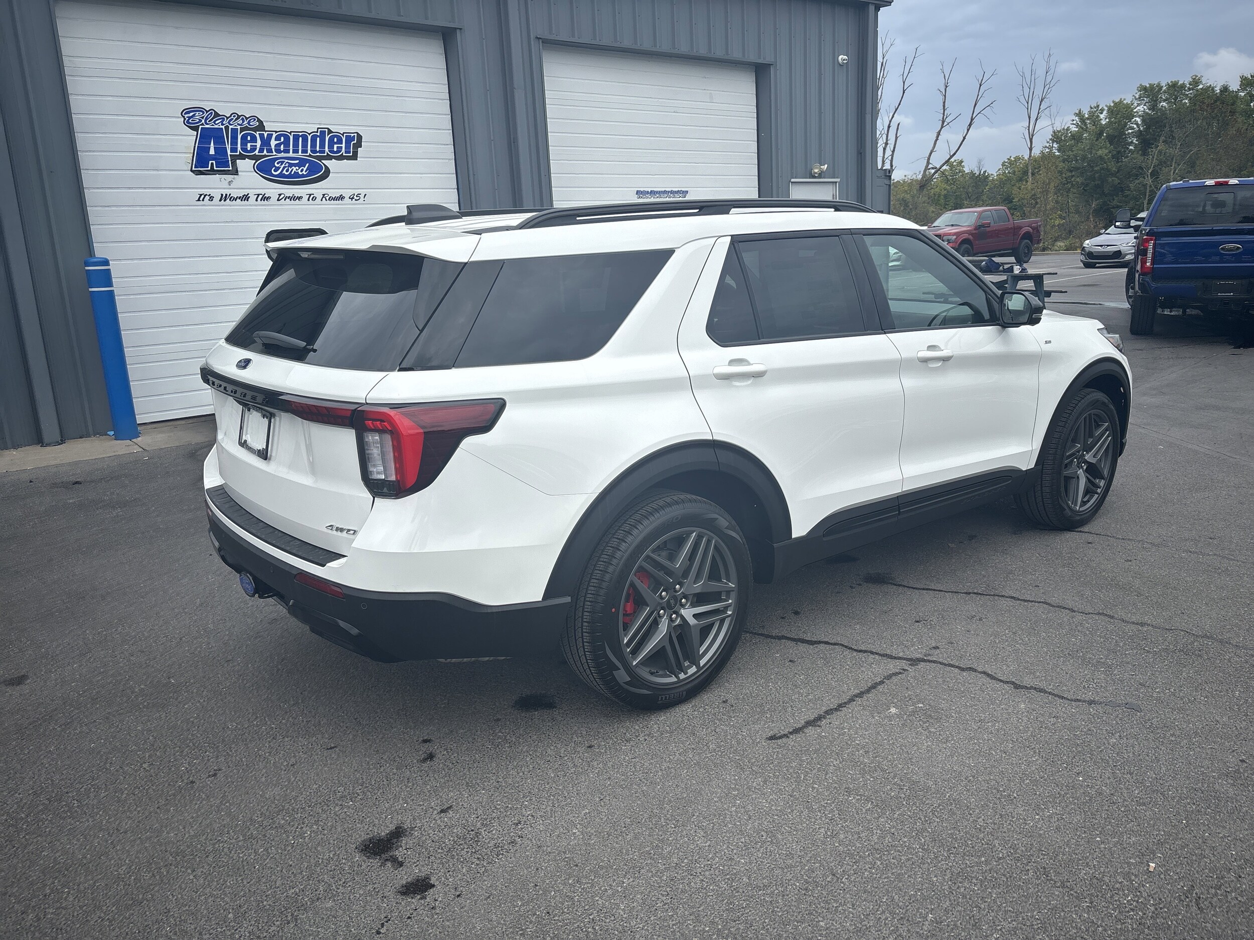 2025 Ford Explorer ST-Line photo 3
