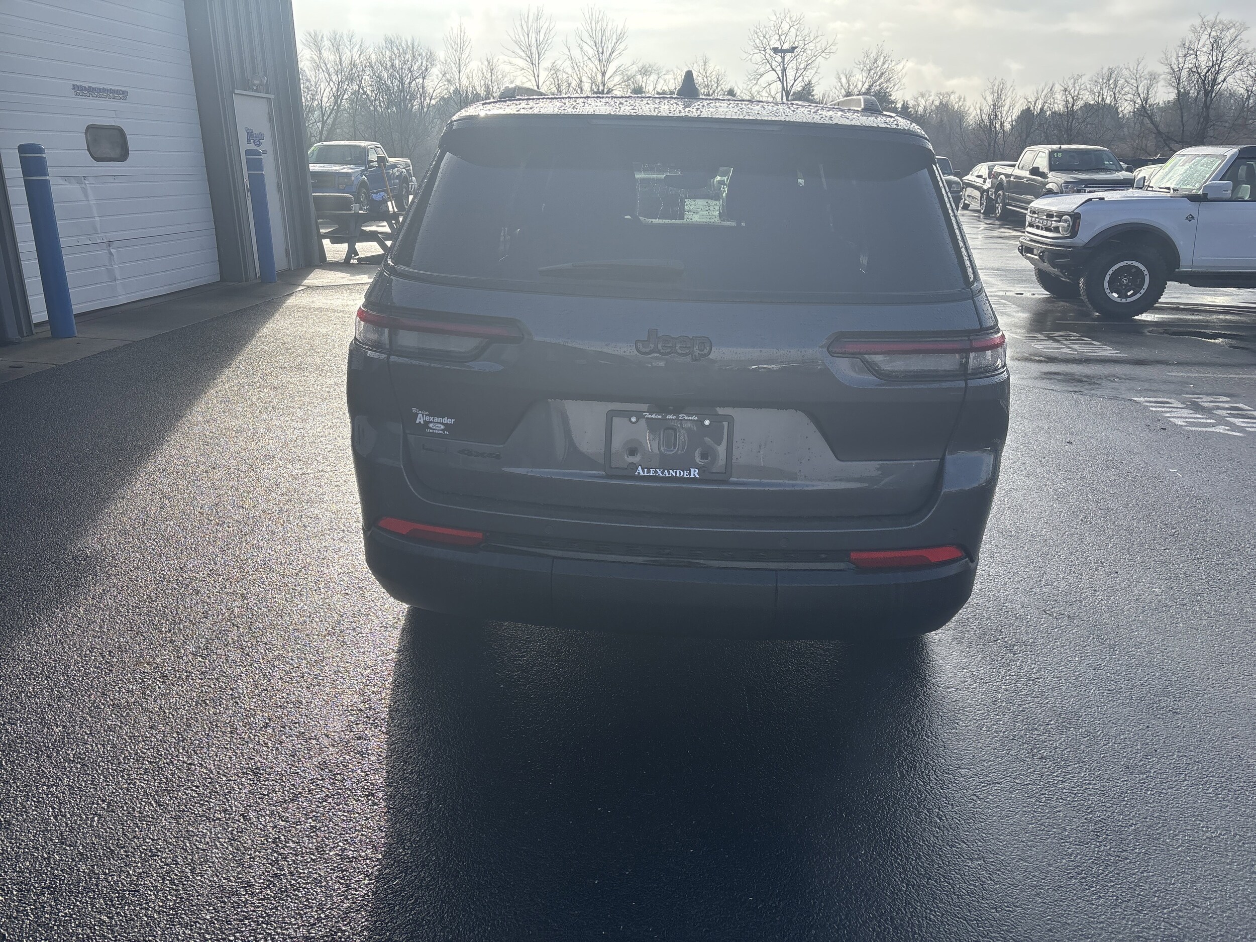 2023 Jeep Grand Cherokee Laredo photo 3