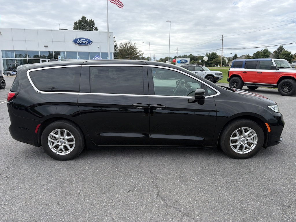 Used 2025 Chrysler Pacifica Select Van Passenger Van