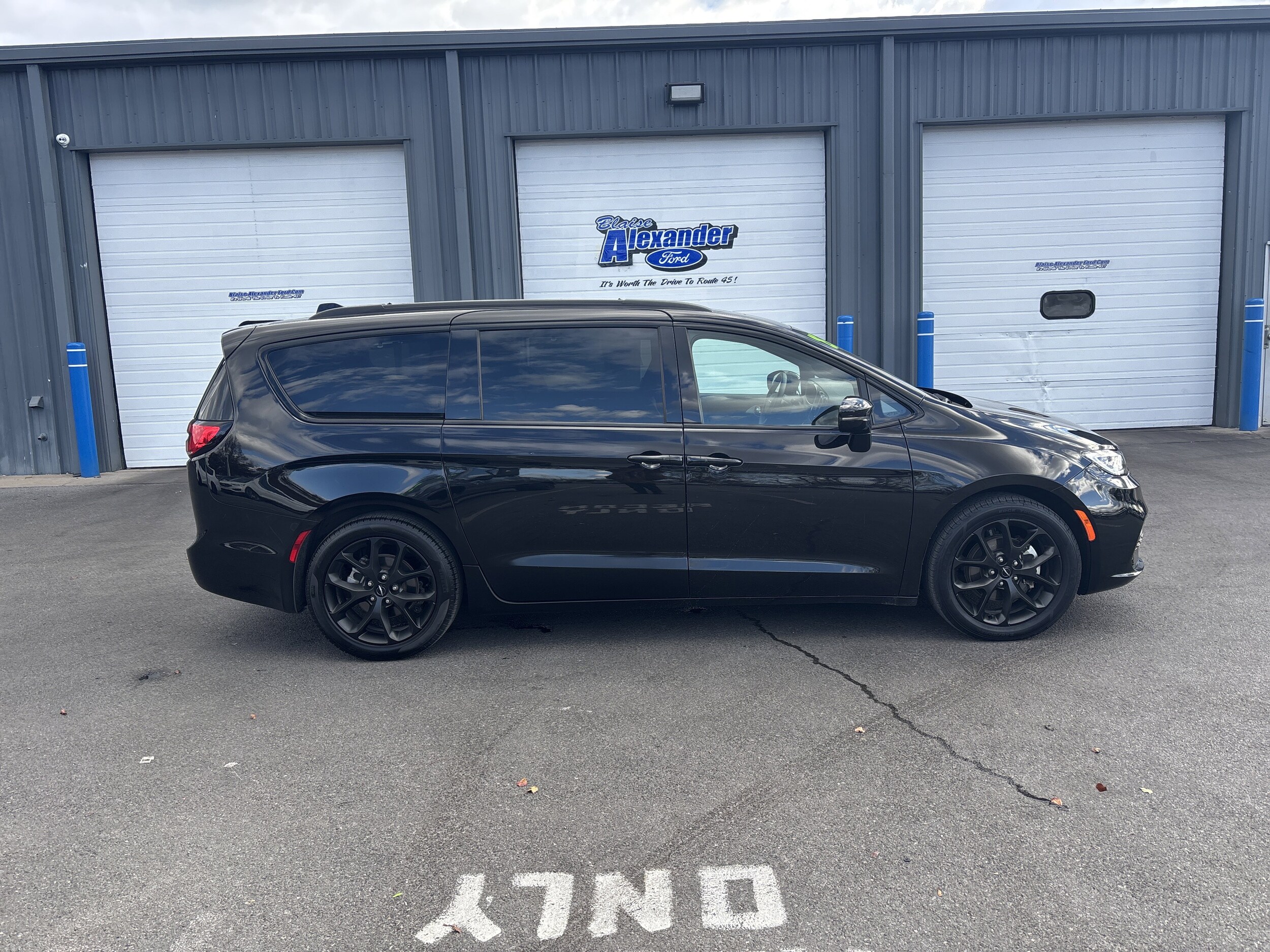 2025 Chrysler Pacifica Limited S Appearance photo 2