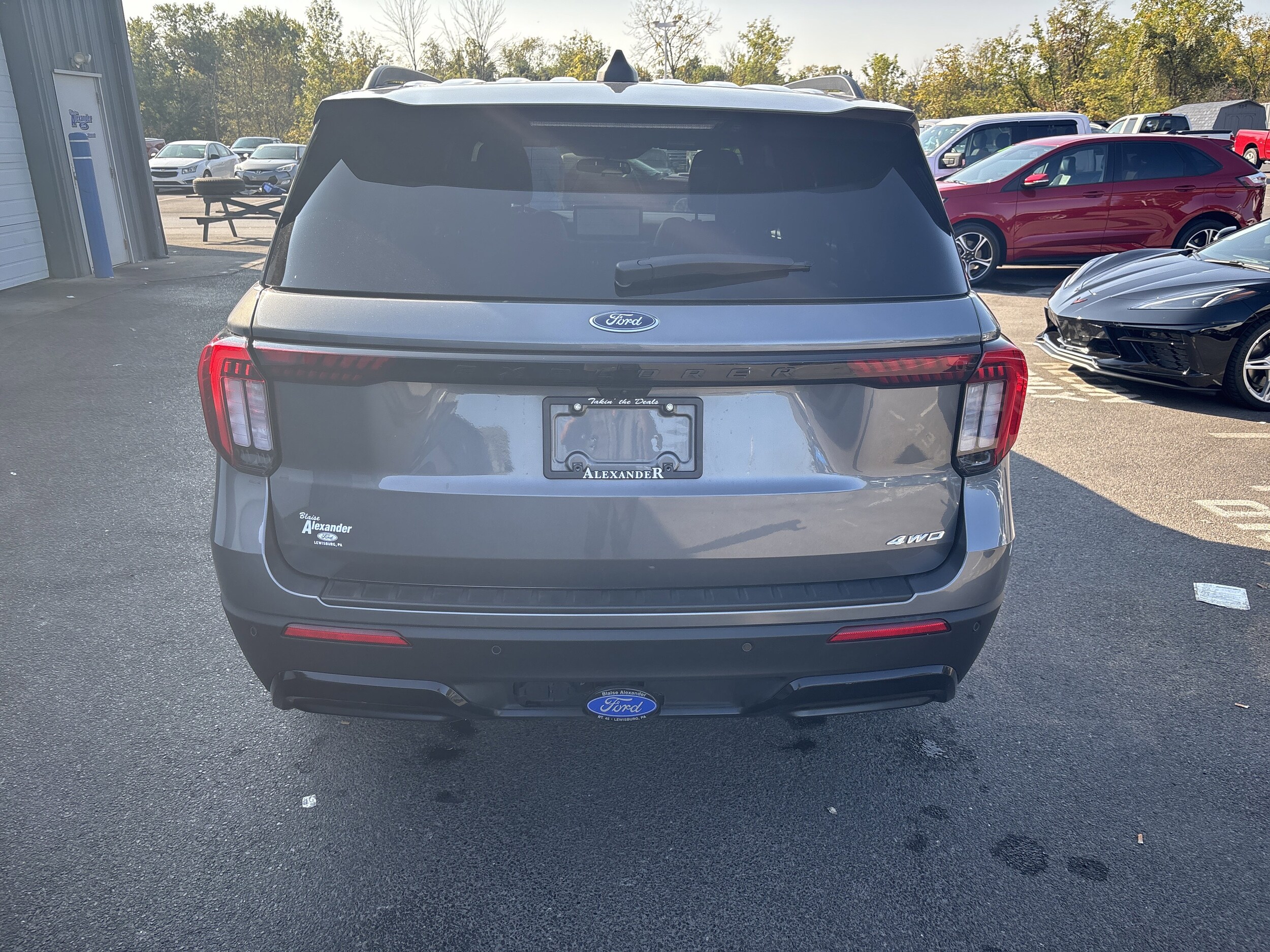 2025 Ford Explorer ST-Line photo 2