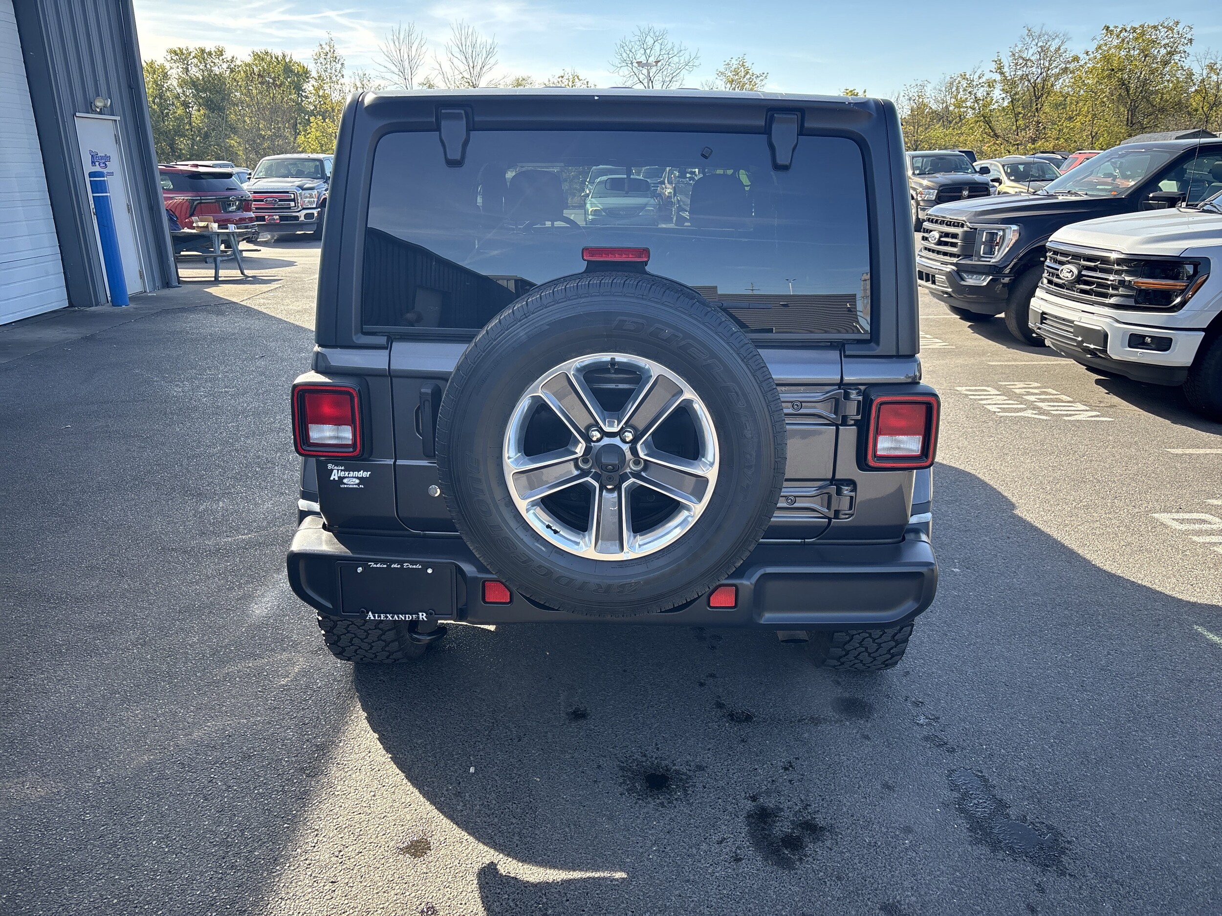 2020 Jeep Wrangler Unlimited Sahara photo 3