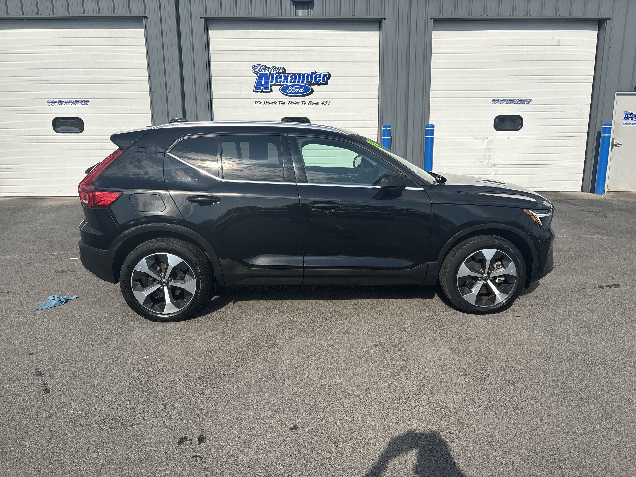 2024 Volvo XC40 Plus photo 2