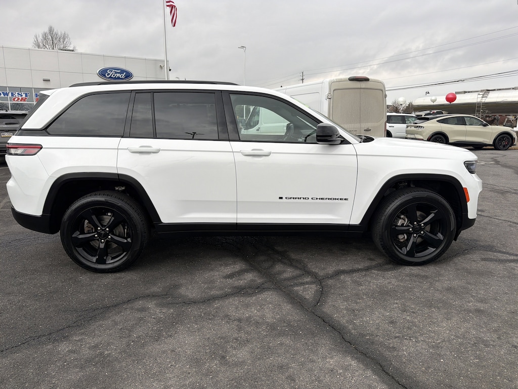 Used 2023 Jeep Grand Cherokee Laredo SUV