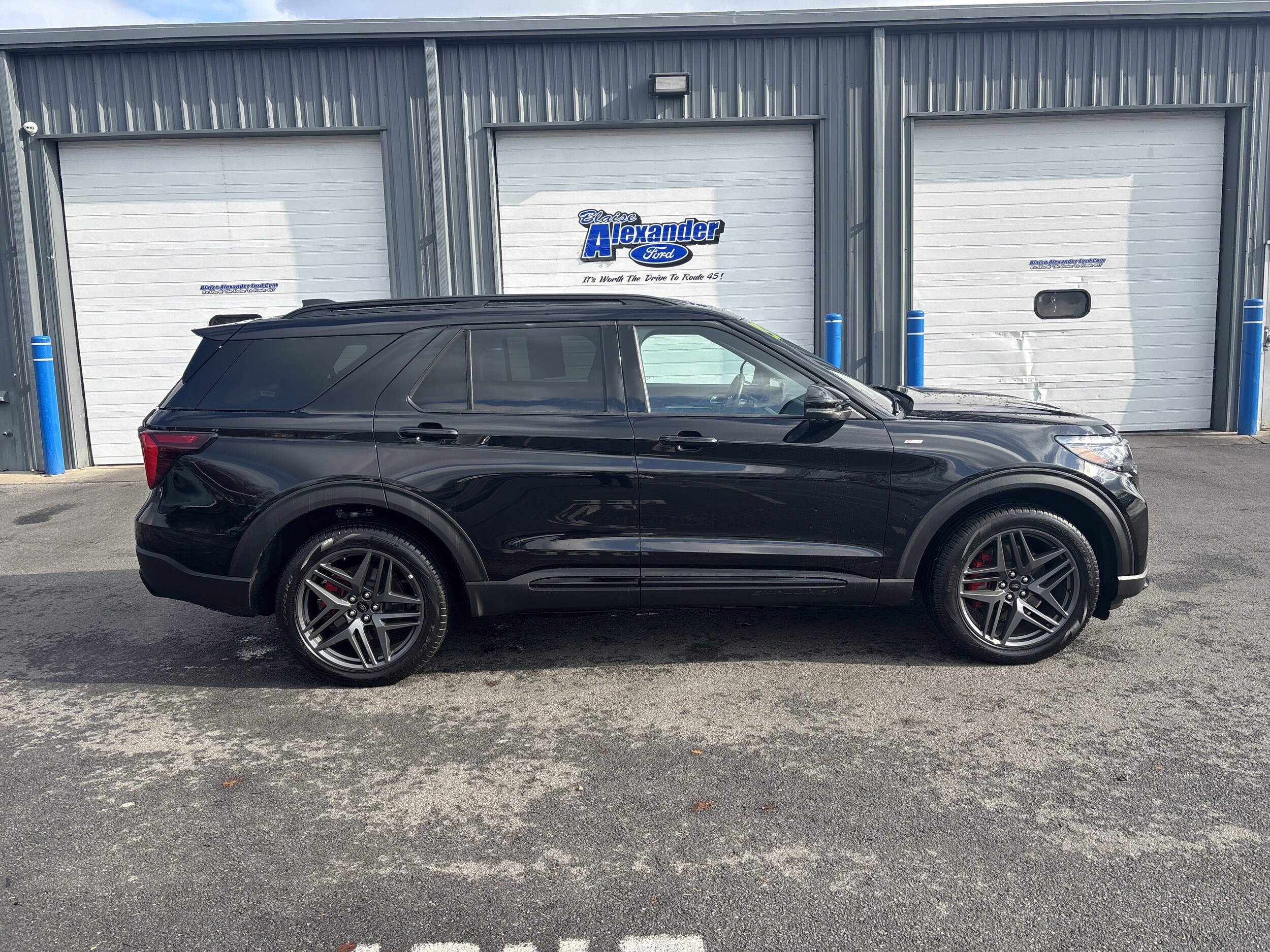 2025 Ford Explorer ST-Line photo 2