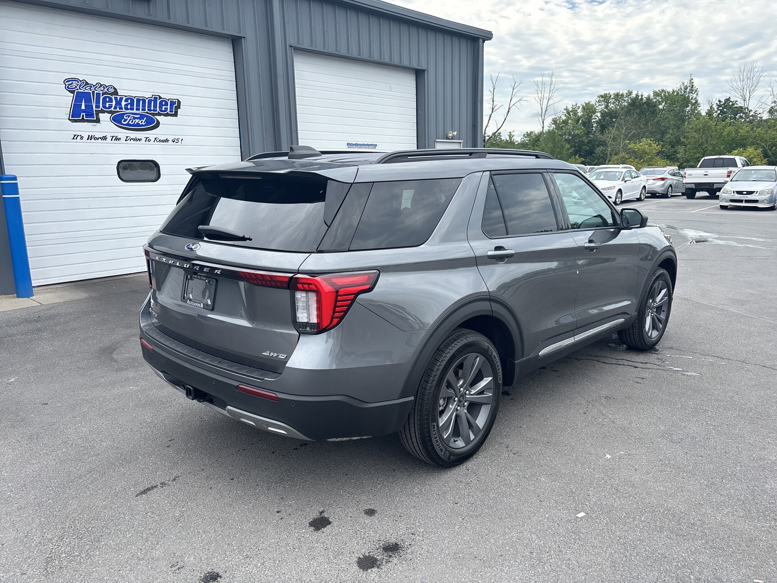 2025 Ford Explorer photo 3