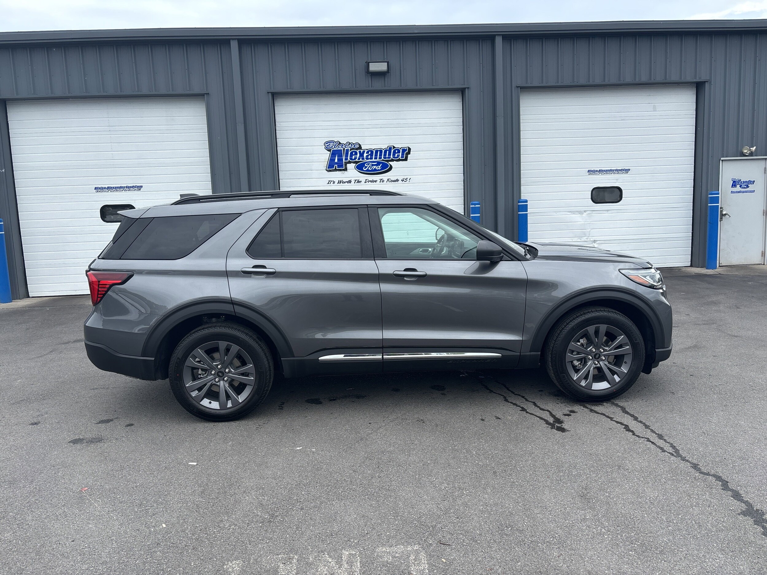 2025 Ford Explorer photo 2