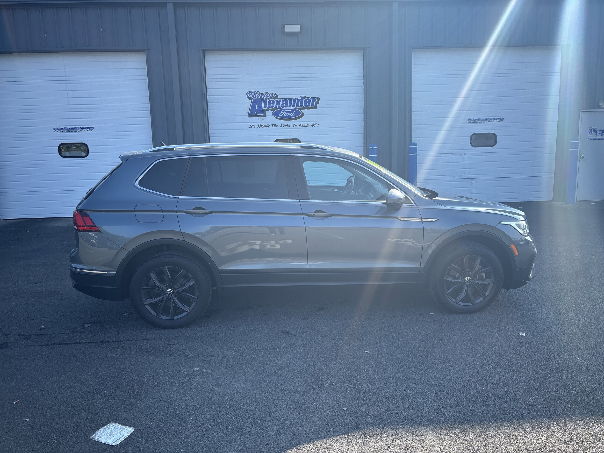 2024 Volkswagen Tiguan SE Wolfsburg Edition photo 2