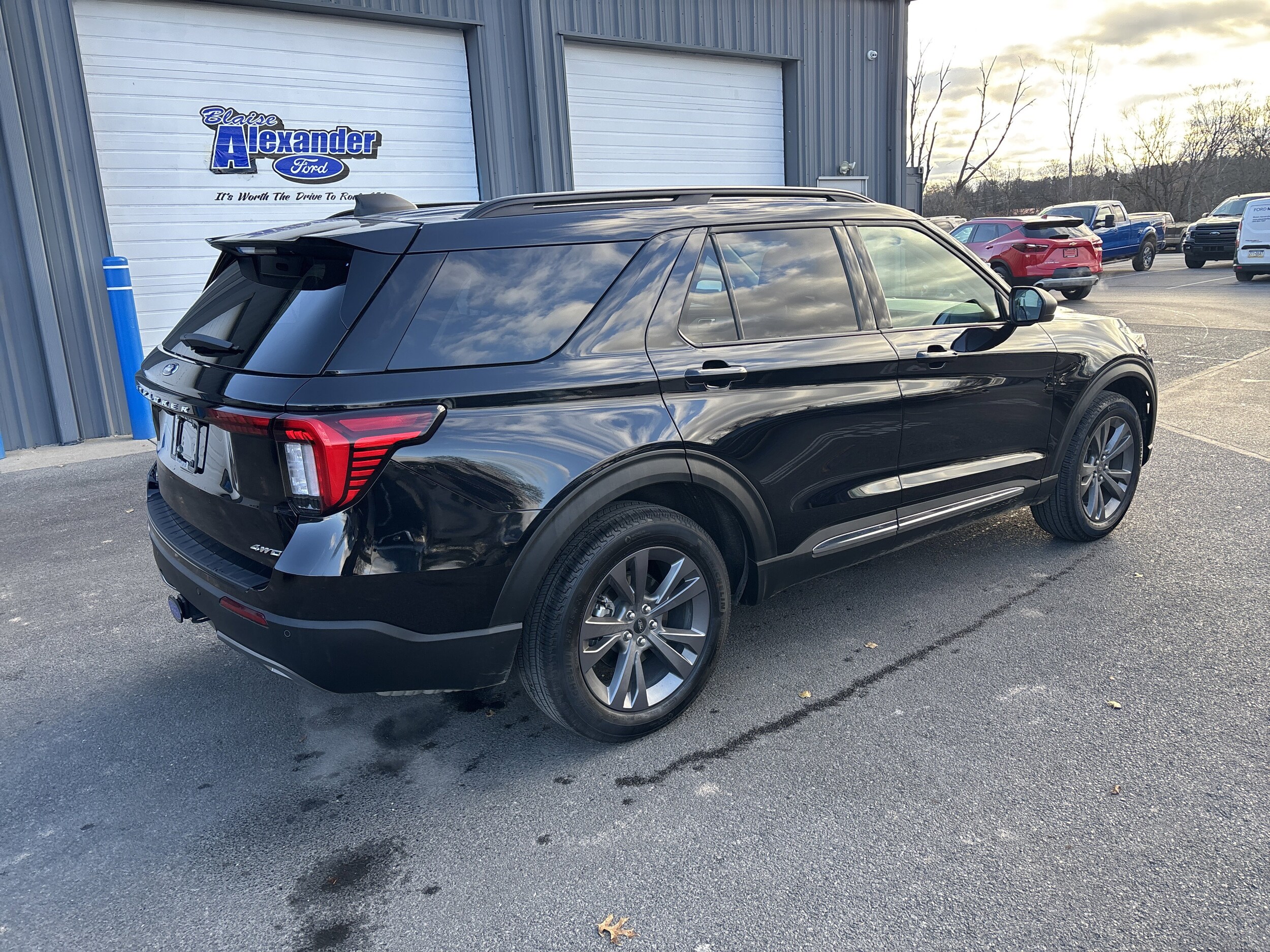 2025 Ford Explorer photo 3