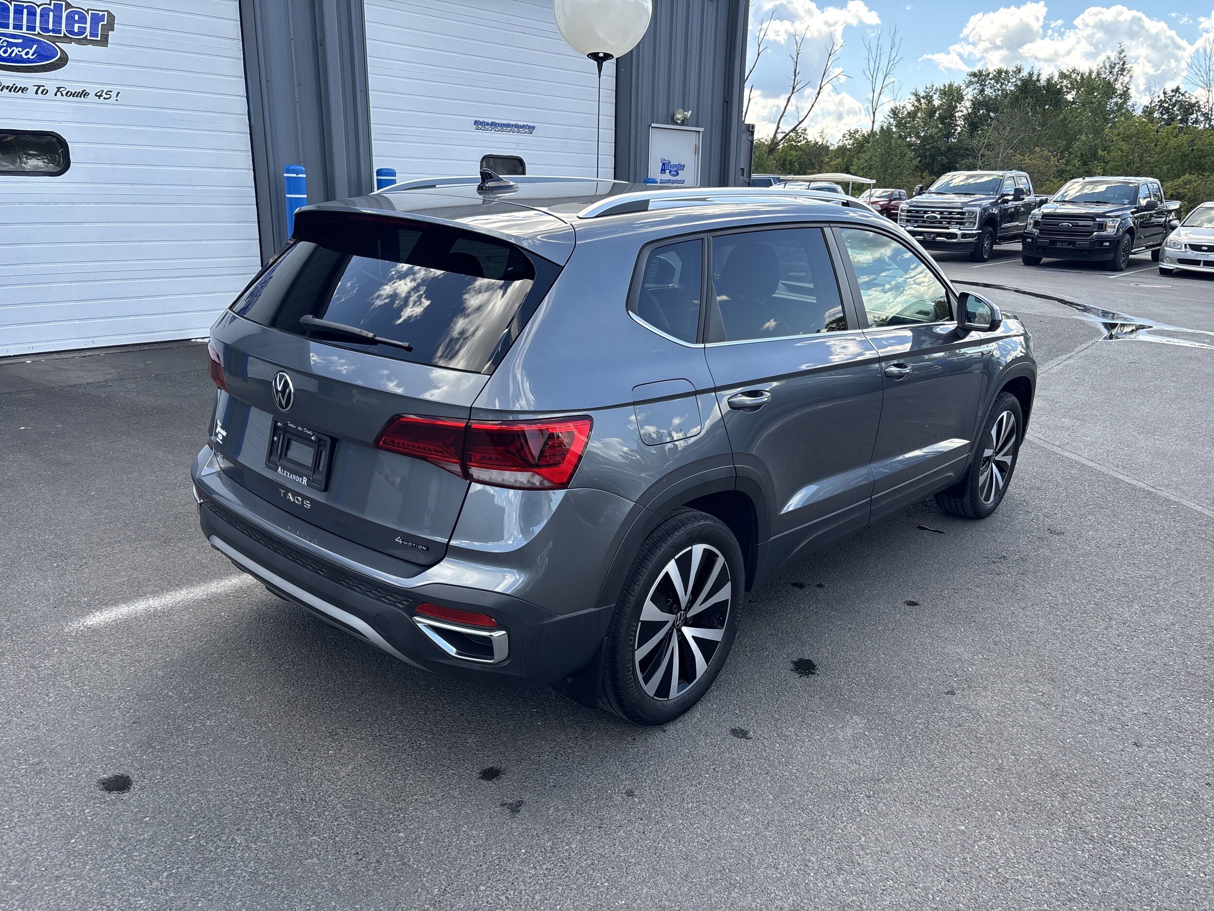 2022 Volkswagen Taos SE photo 3