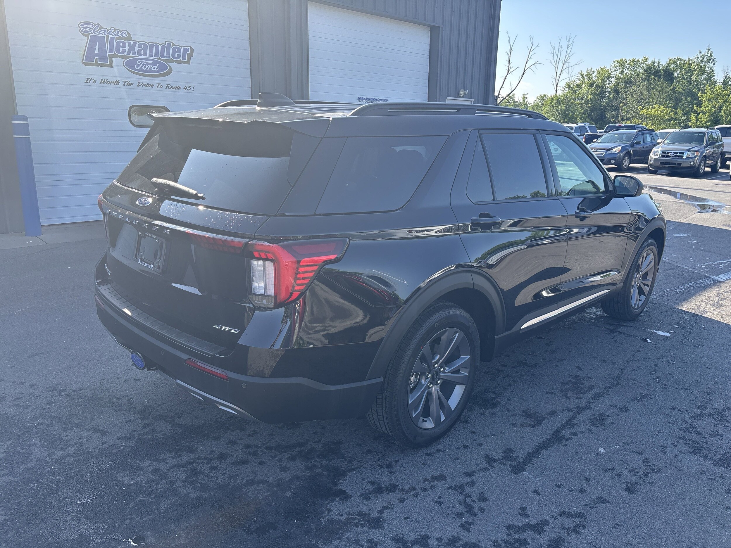 2025 Ford Explorer photo 3