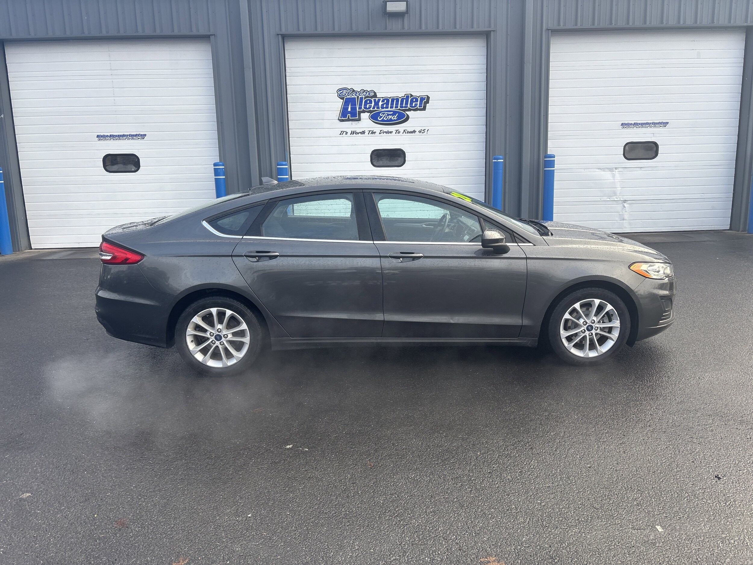 2020 Ford Fusion Hybrid SE photo 2