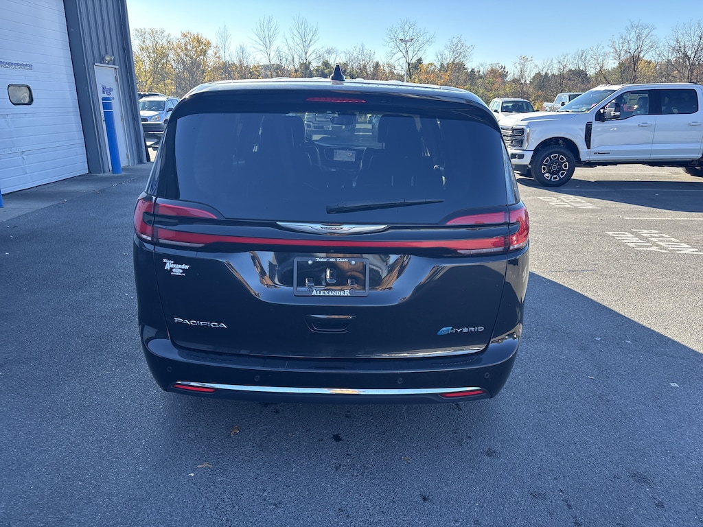 Used 2023 Chrysler Pacifica Limited Van Passenger Van