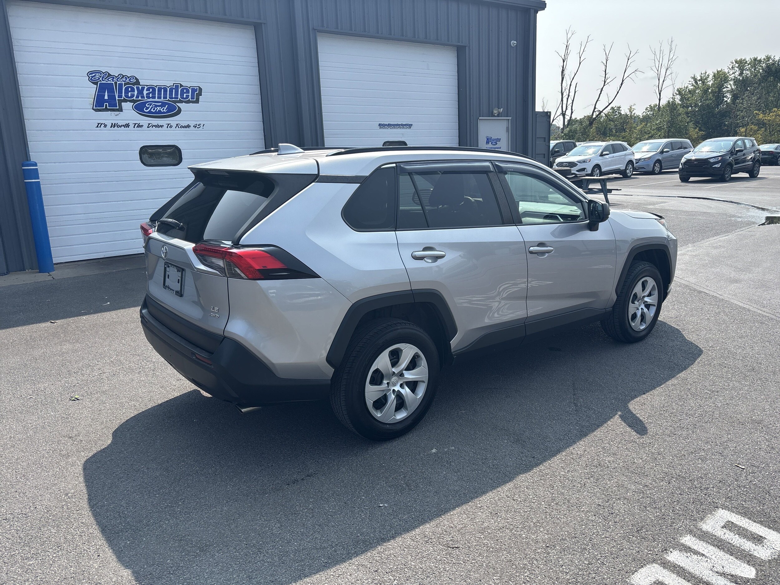 2020 Toyota RAV4 LE photo 3