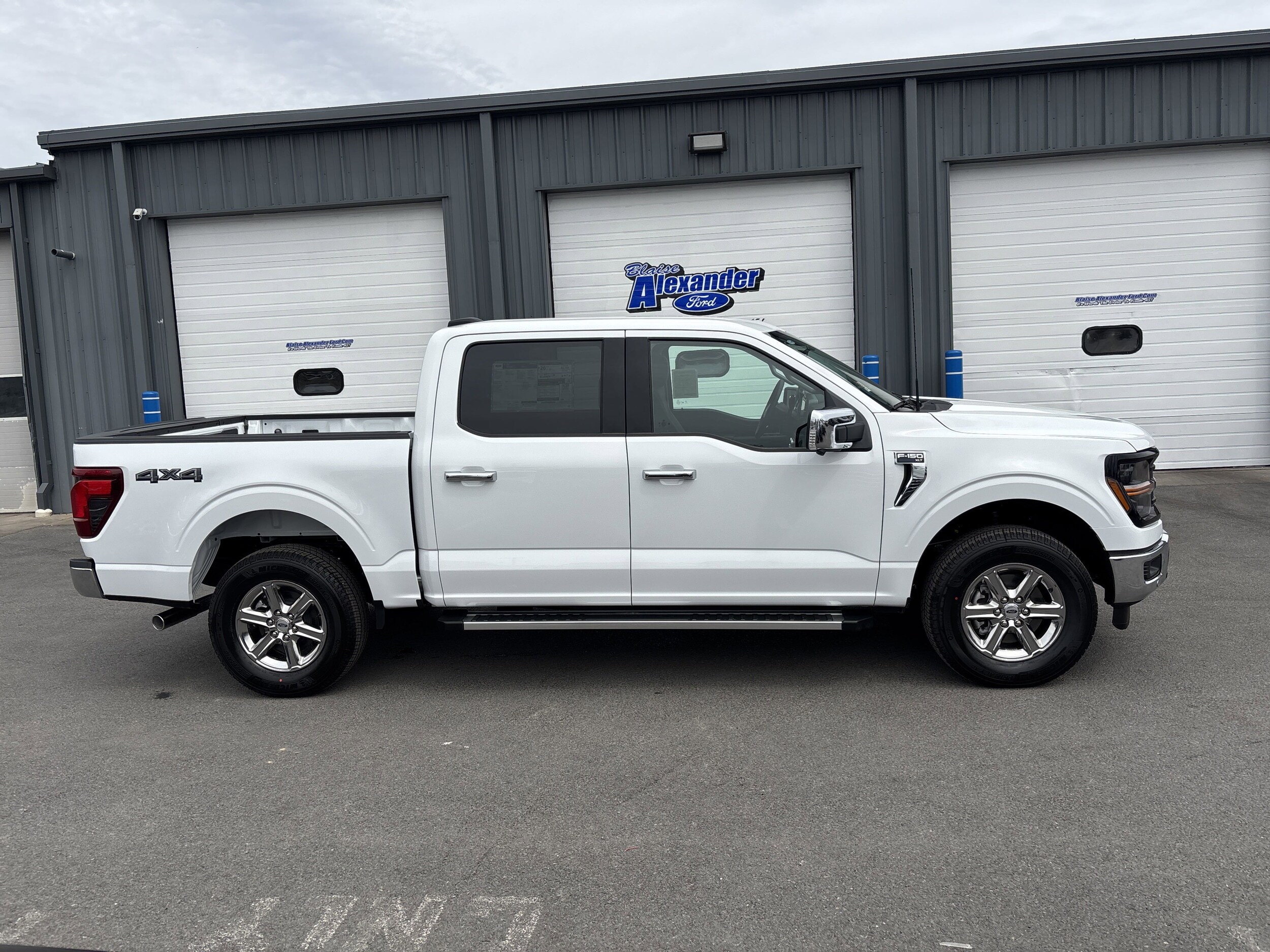 2025 Ford F-150 XLT photo 2