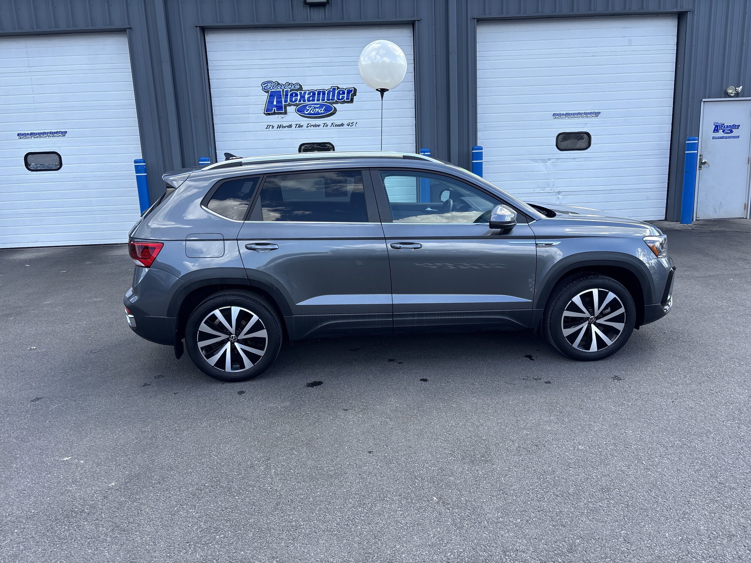 2022 Volkswagen Taos SE photo 2