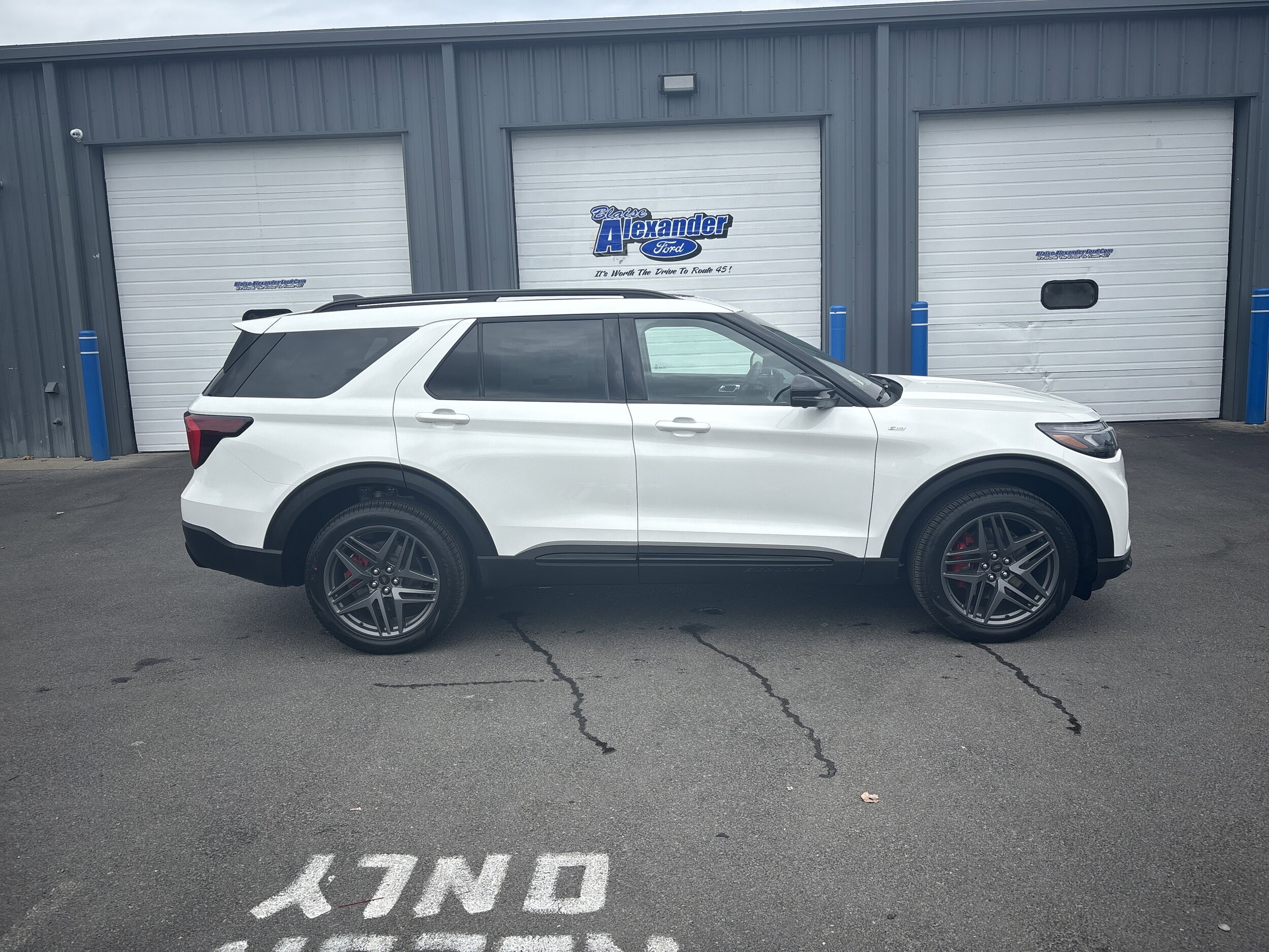 2025 Ford Explorer ST-Line photo 2