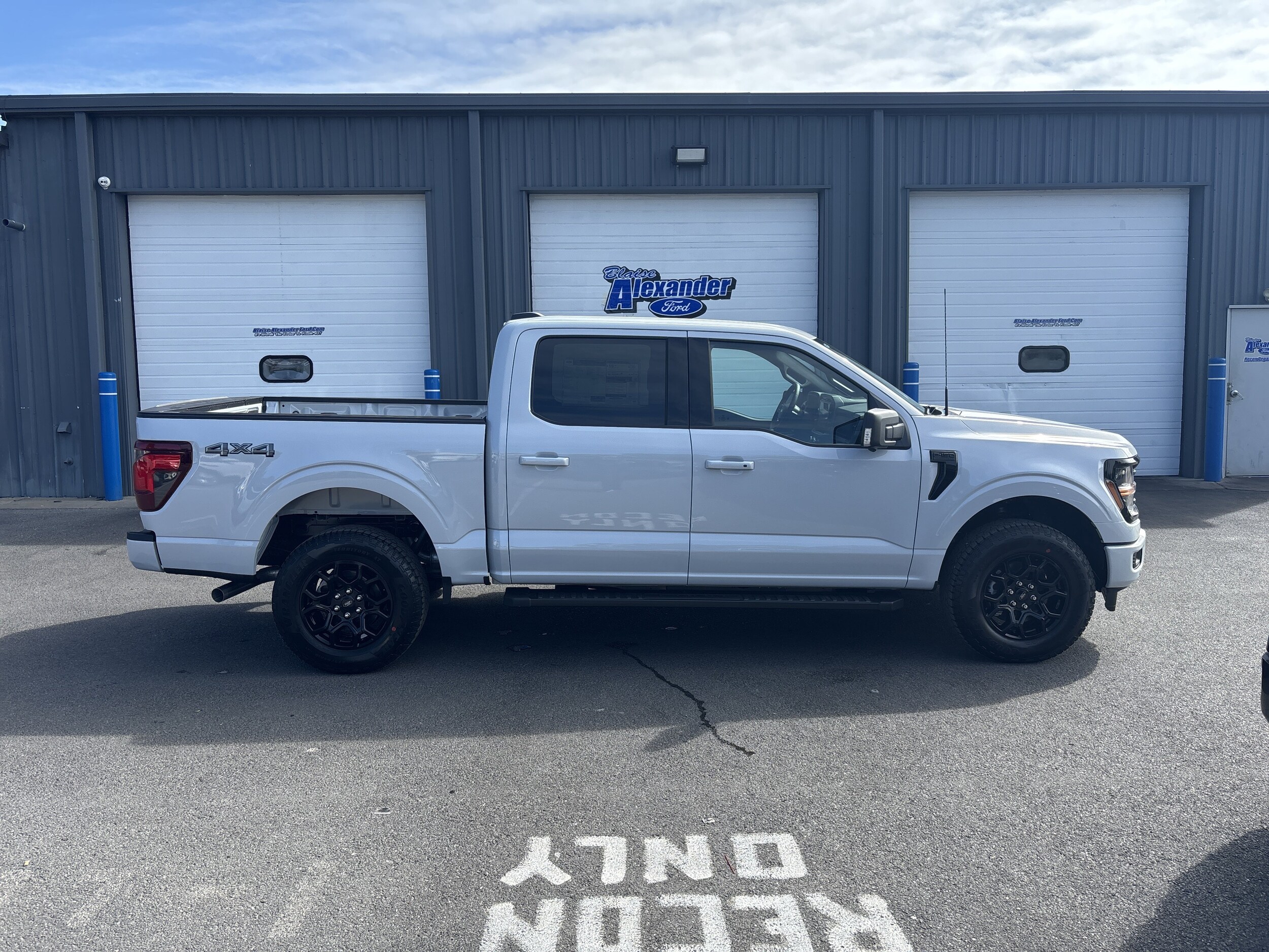 2025 Ford F-150 XLT photo 2