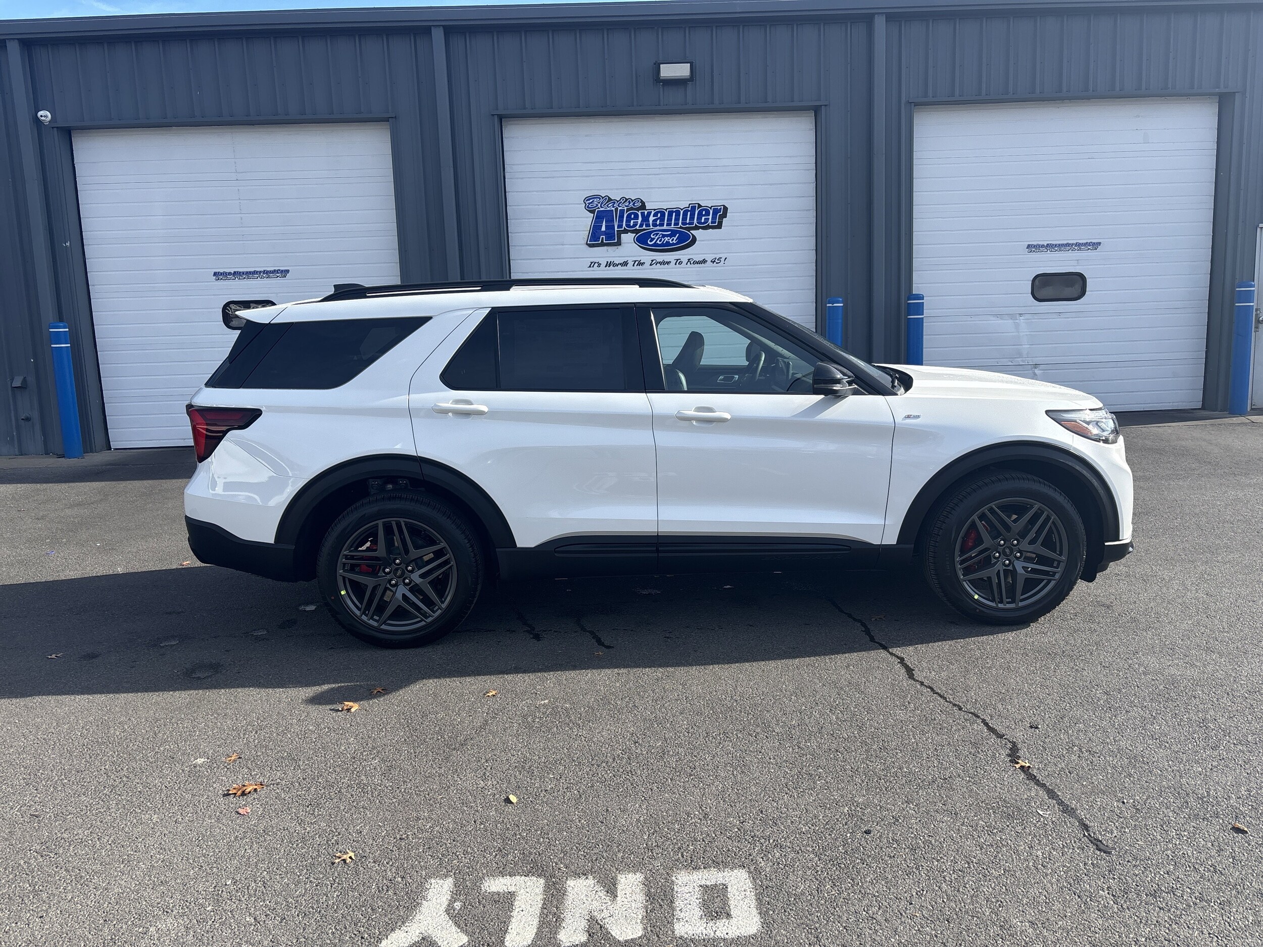 2026 Ford Explorer ST-Line photo 2