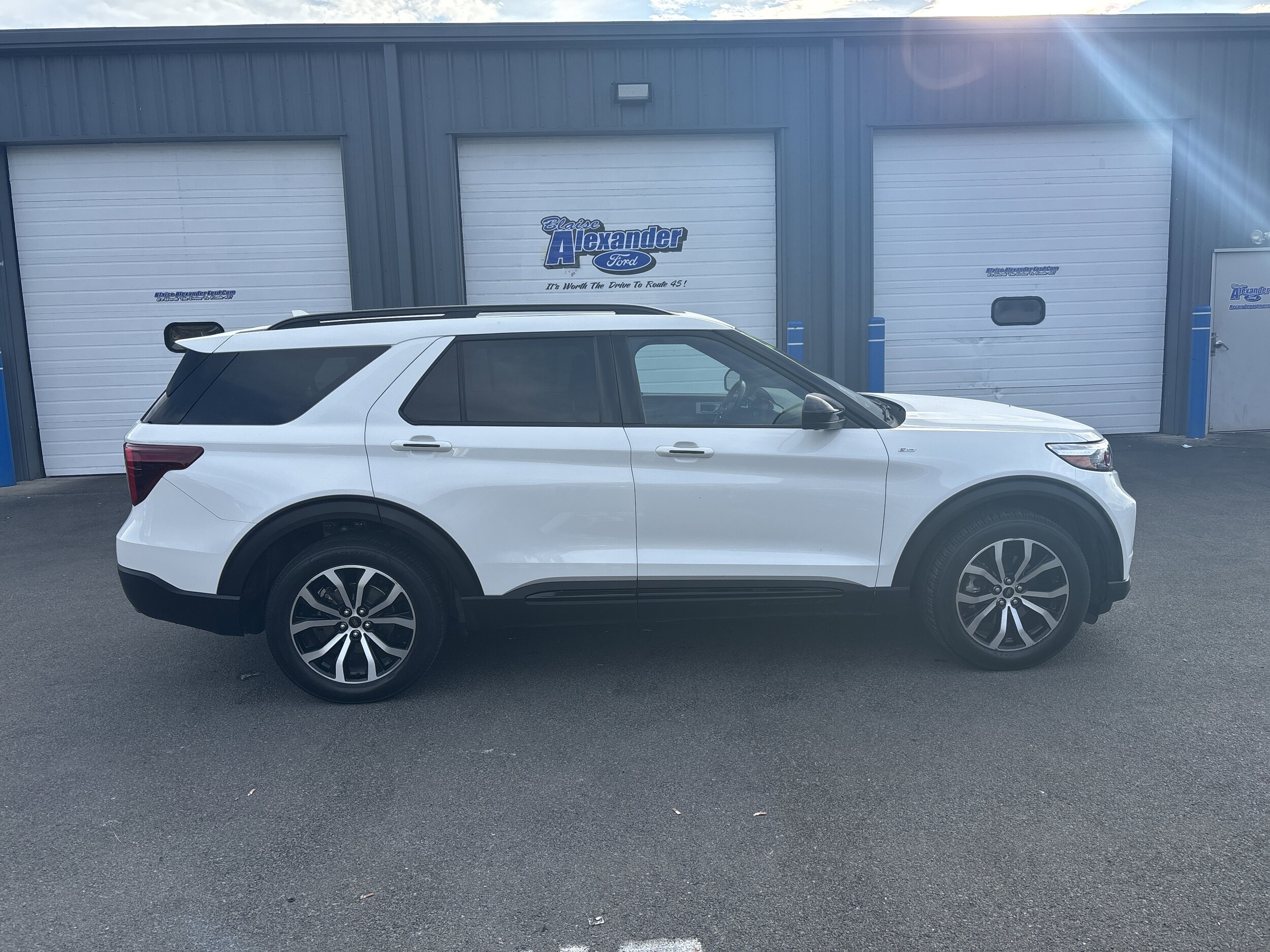 2022 Ford Explorer ST-Line photo 2