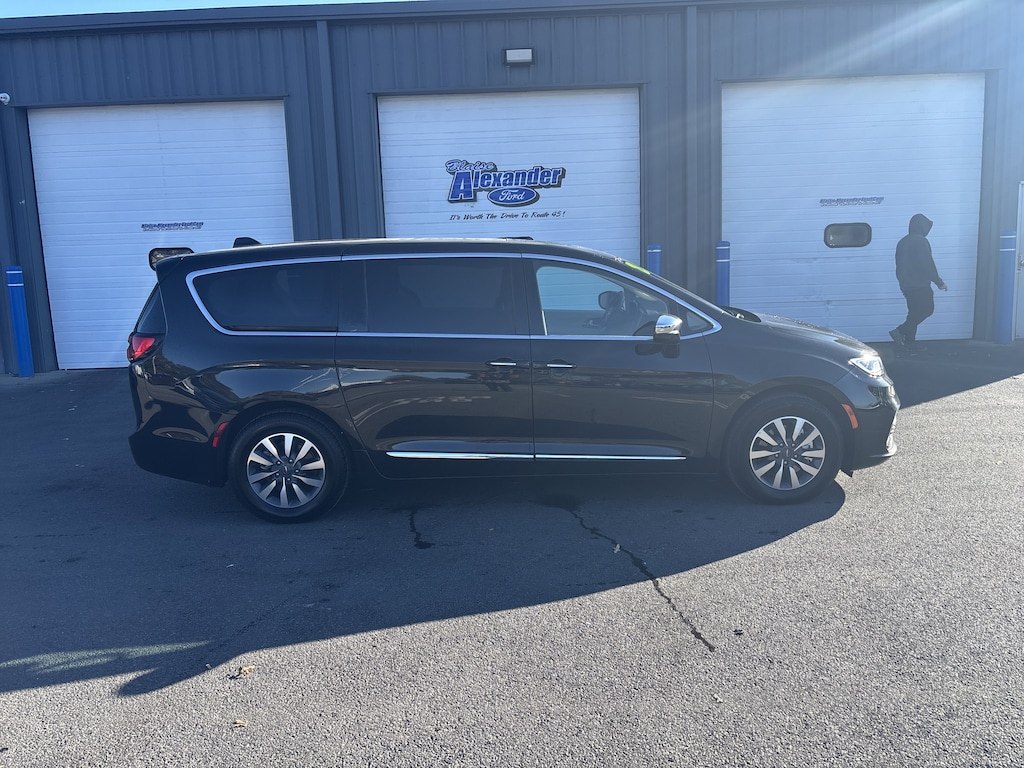 Used 2023 Chrysler Pacifica Limited Van Passenger Van