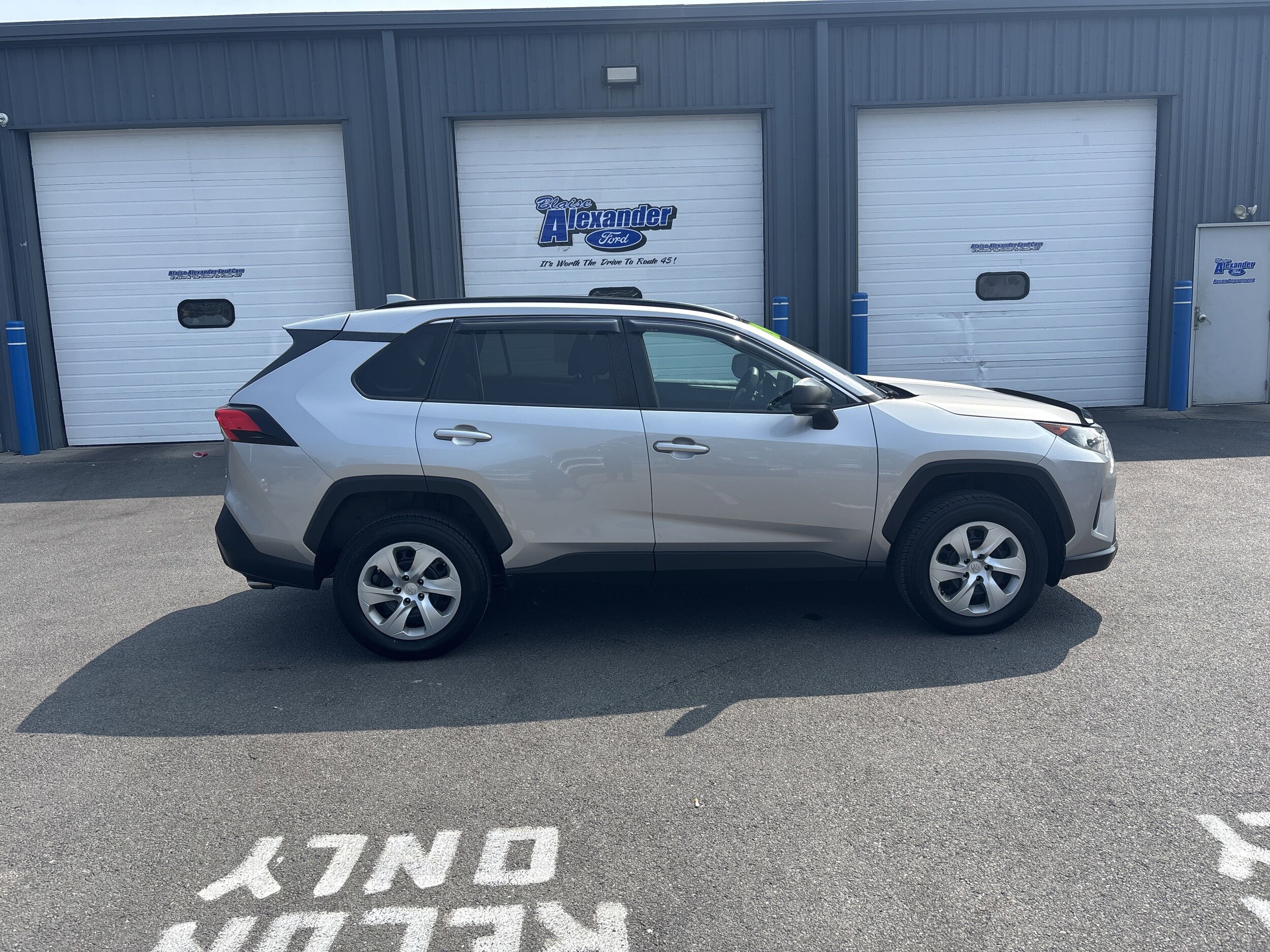 2020 Toyota RAV4 LE photo 2
