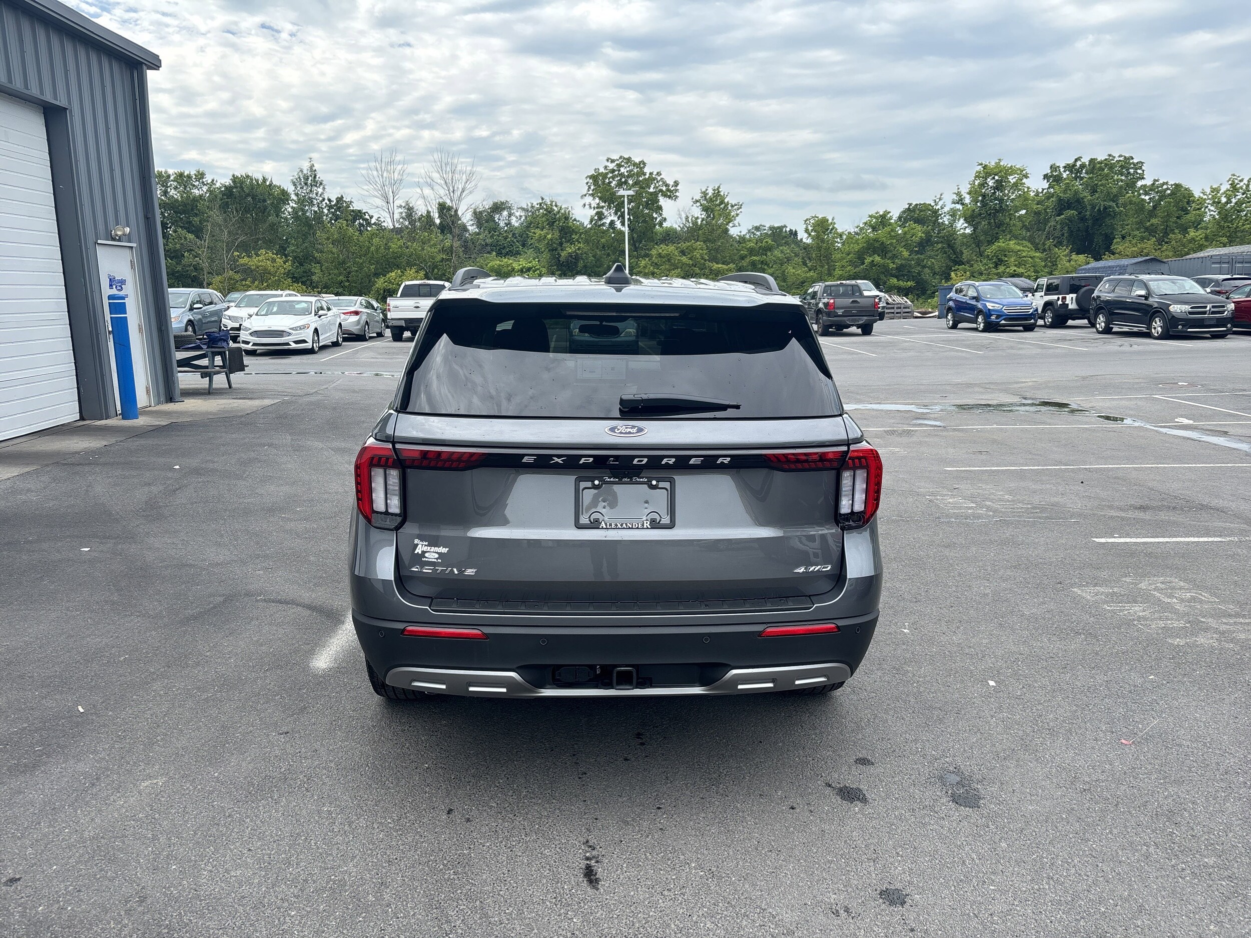 2025 Ford Explorer photo 4